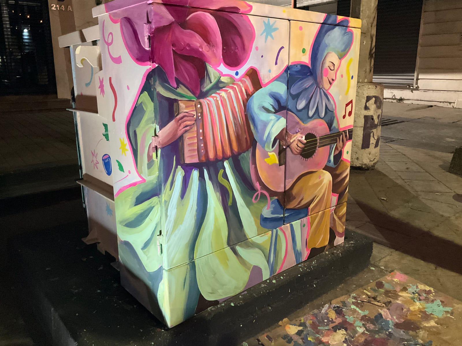 $!Color y cultura en el Paseo del Ángel: Sharey Mendoza pinta transformadores de pedestal en el corazón de Culiacán