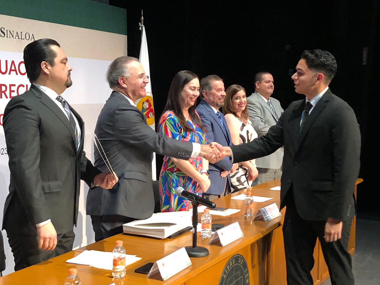 $!Los alumnos recibieron sus diplomas en una ceremonia presidida por el rector Rodolfo Campoy de la Vega.