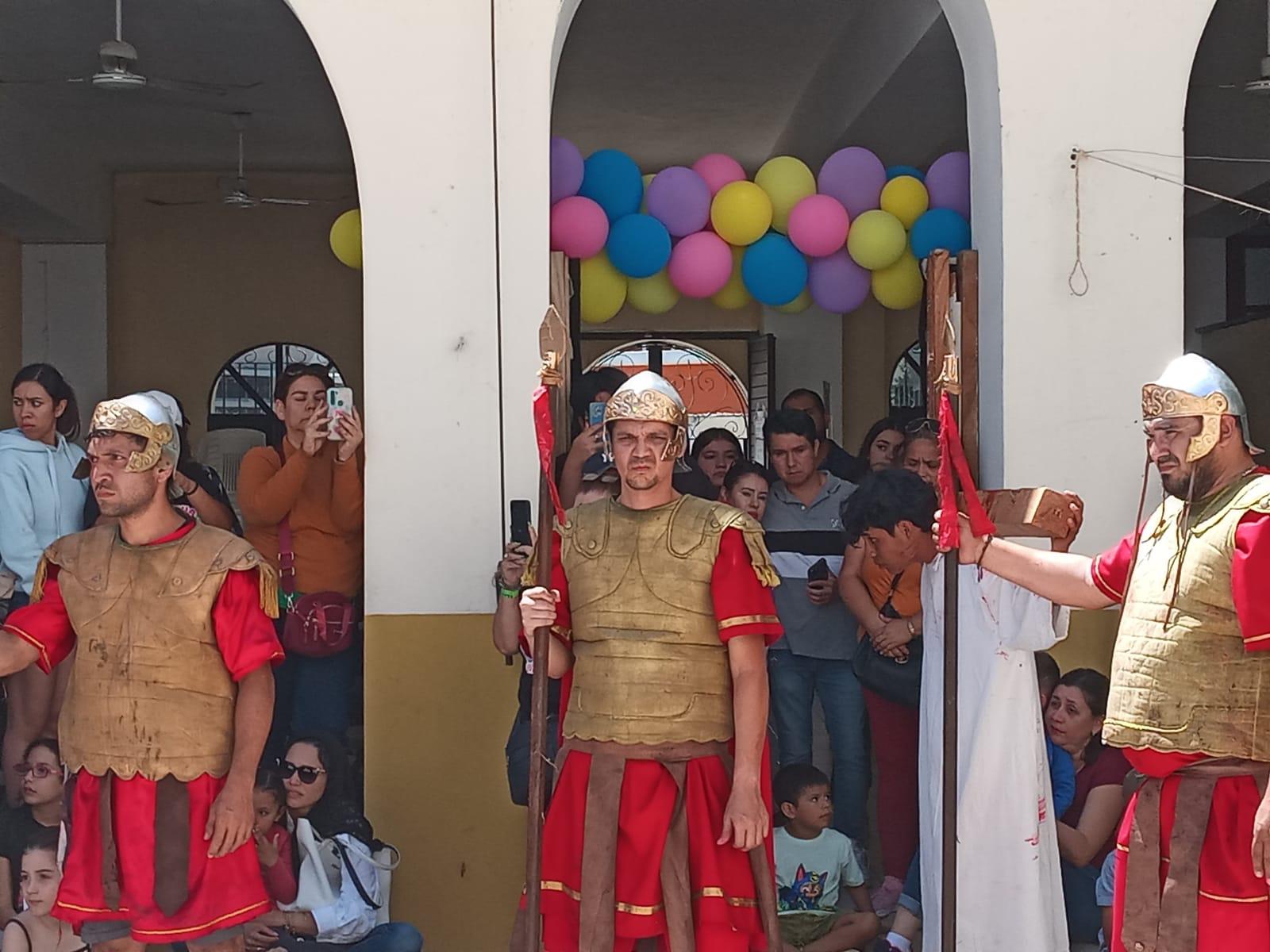 $!Mazatlecos y turistas atestiguan el Viacrucis Viviente en calles del Centro de puerto