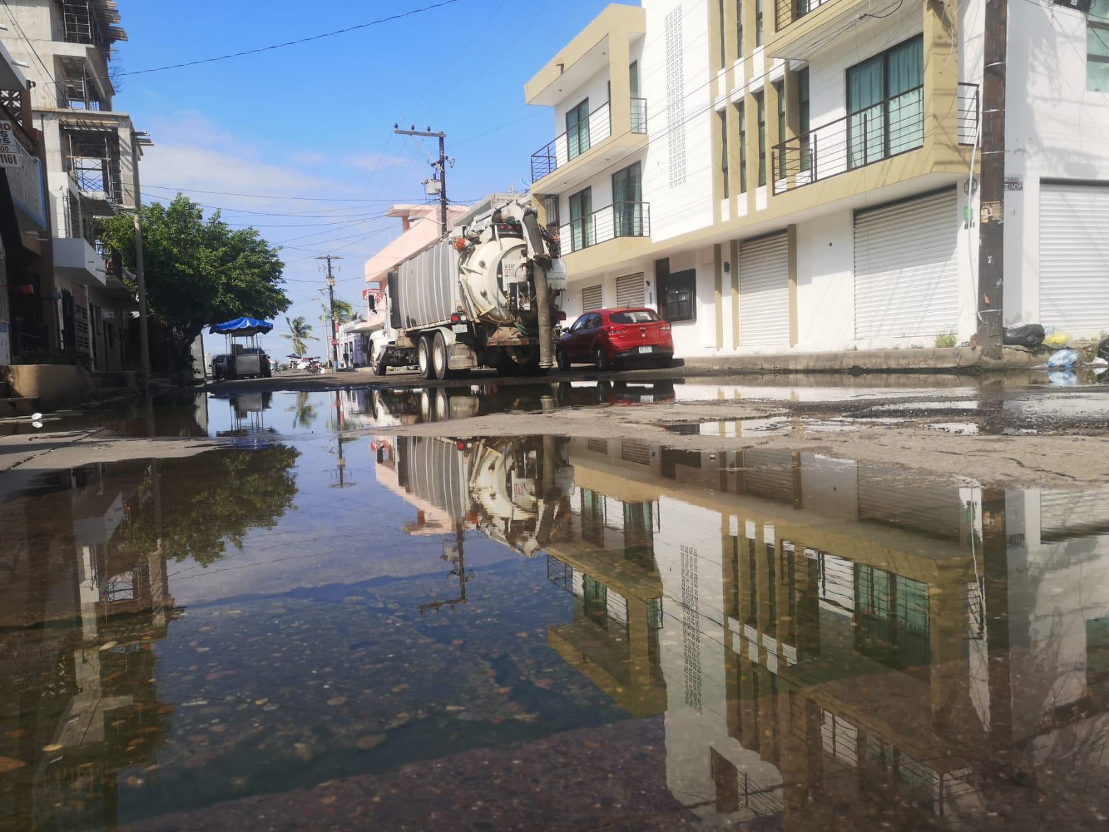$!Bloquean crucero en el Centro de Mazatlán por baches y fuga de drenaje