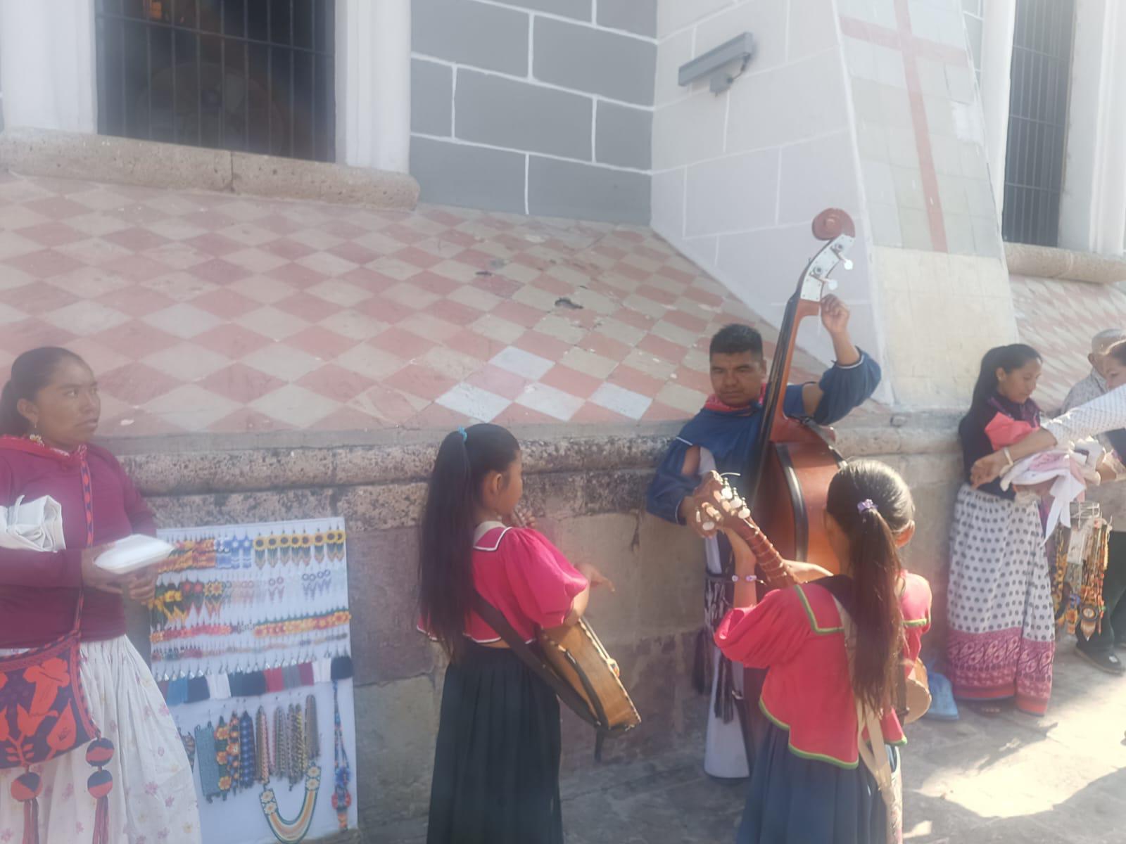 $!Familia huichol llega a Mazatlán en busca de suerte, compartiendo su música y tradiciones