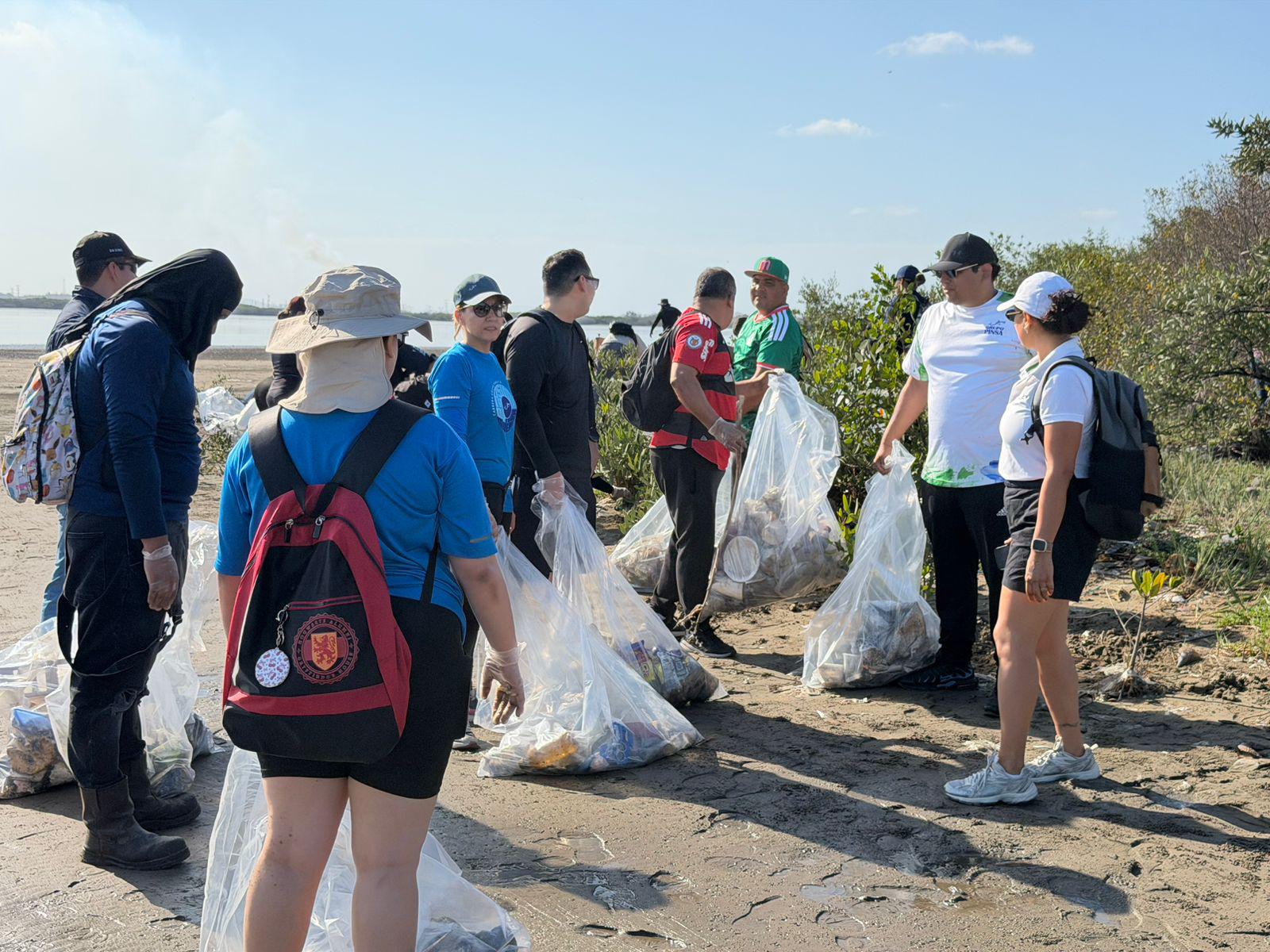 $!Retiran residuos de la Isla de la Piedra en jornada por el Día Mundial de los Océanos