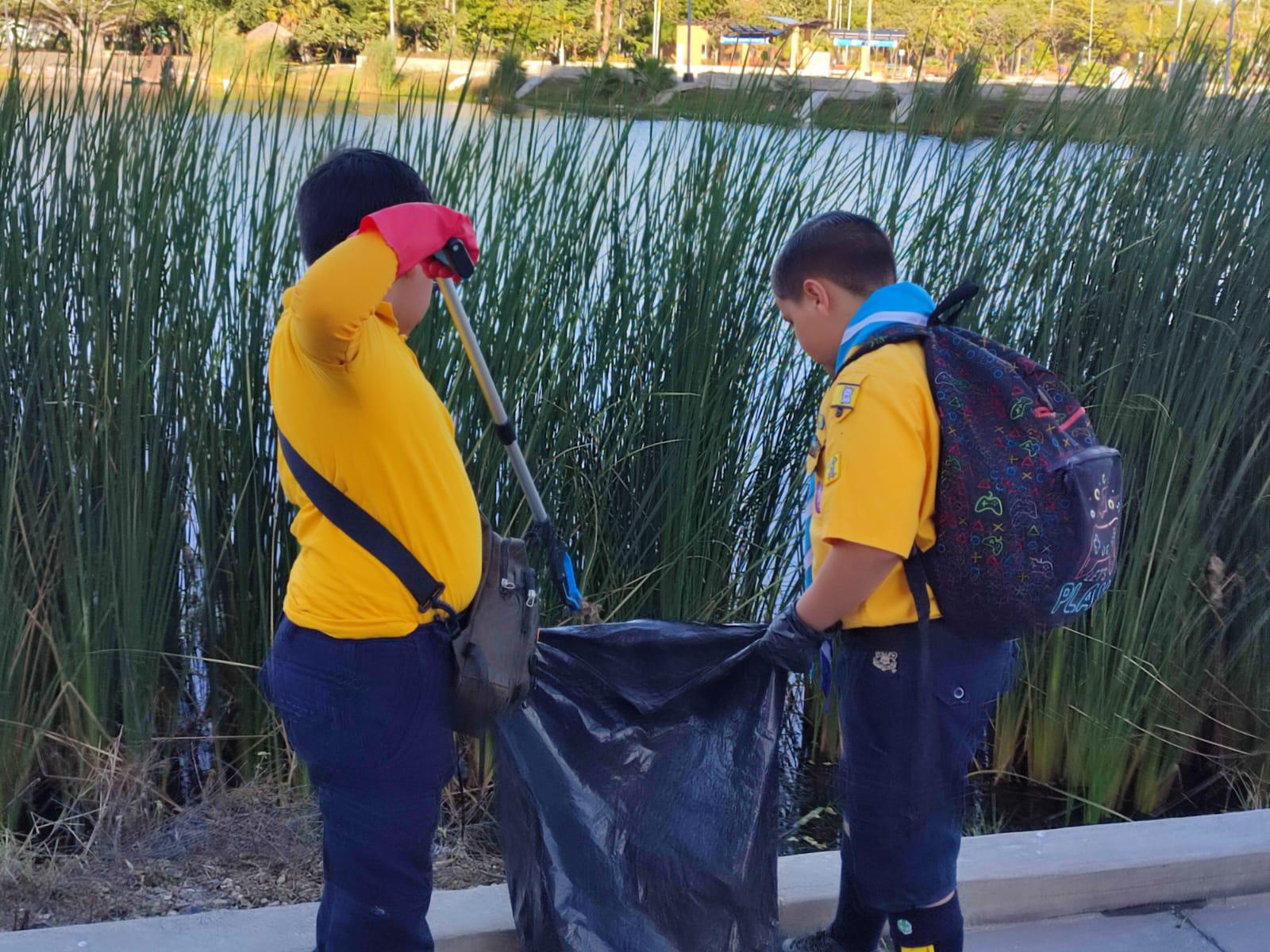 $!Scouts ponen el ejemplo sobre la recolección de basura en Mazatlán