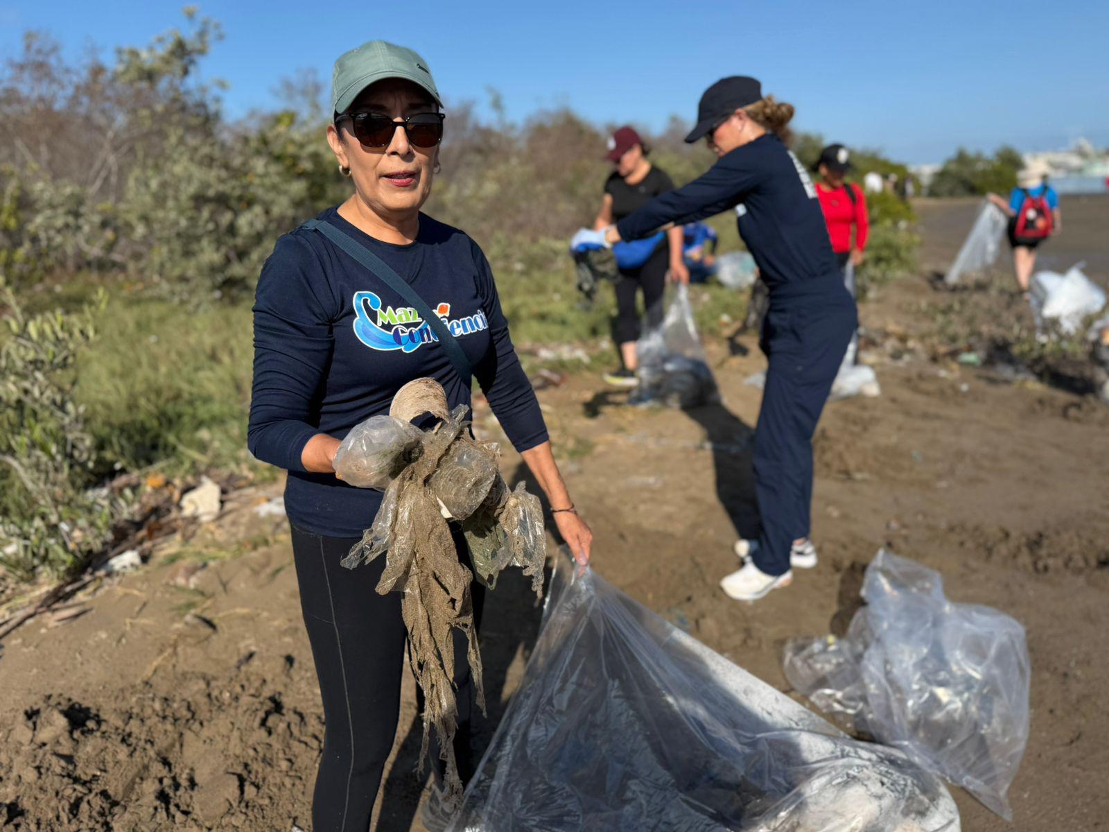 $!Retiran residuos de la Isla de la Piedra en jornada por el Día Mundial de los Océanos