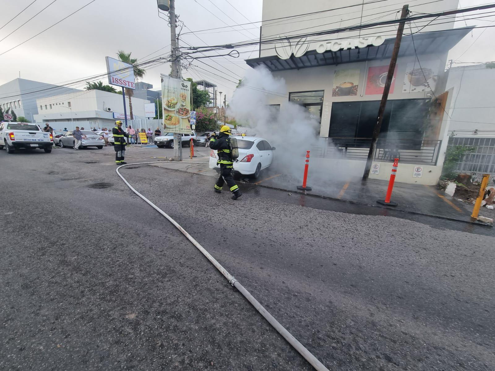 $!Auto termina en llamas por una falla, en Culiacán