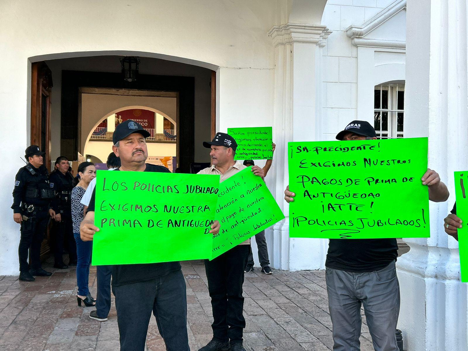 $!Policías jubilados de Culiacán se manifiestan en el Ayuntamiento por retardo en el pago de su prima de antigüedad