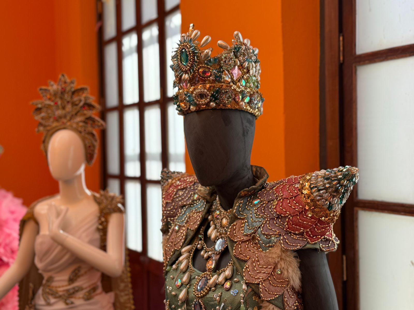 $!‘Recuerdos y Nostalgia’ reúne la memoria del Carnaval de Mazatlán en una exposición de vestidos reales