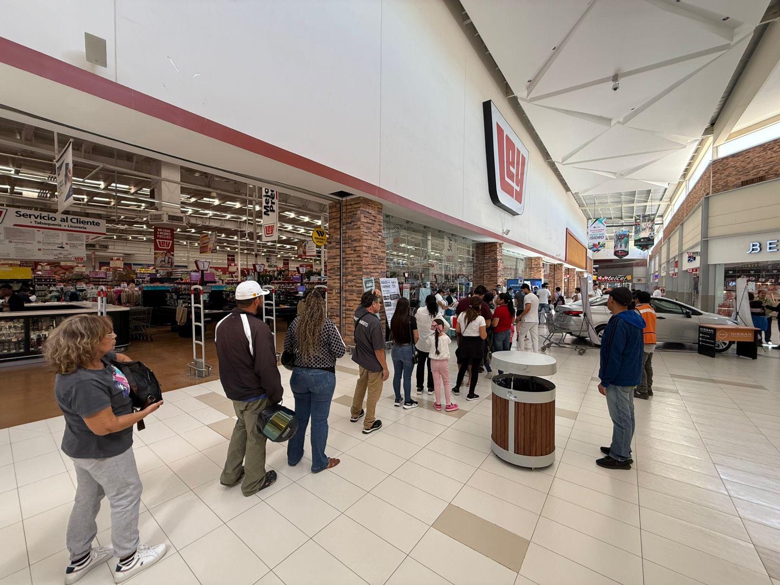 $!Sinaloenses acuden a macrocentros para vacunarse contra el sarampión