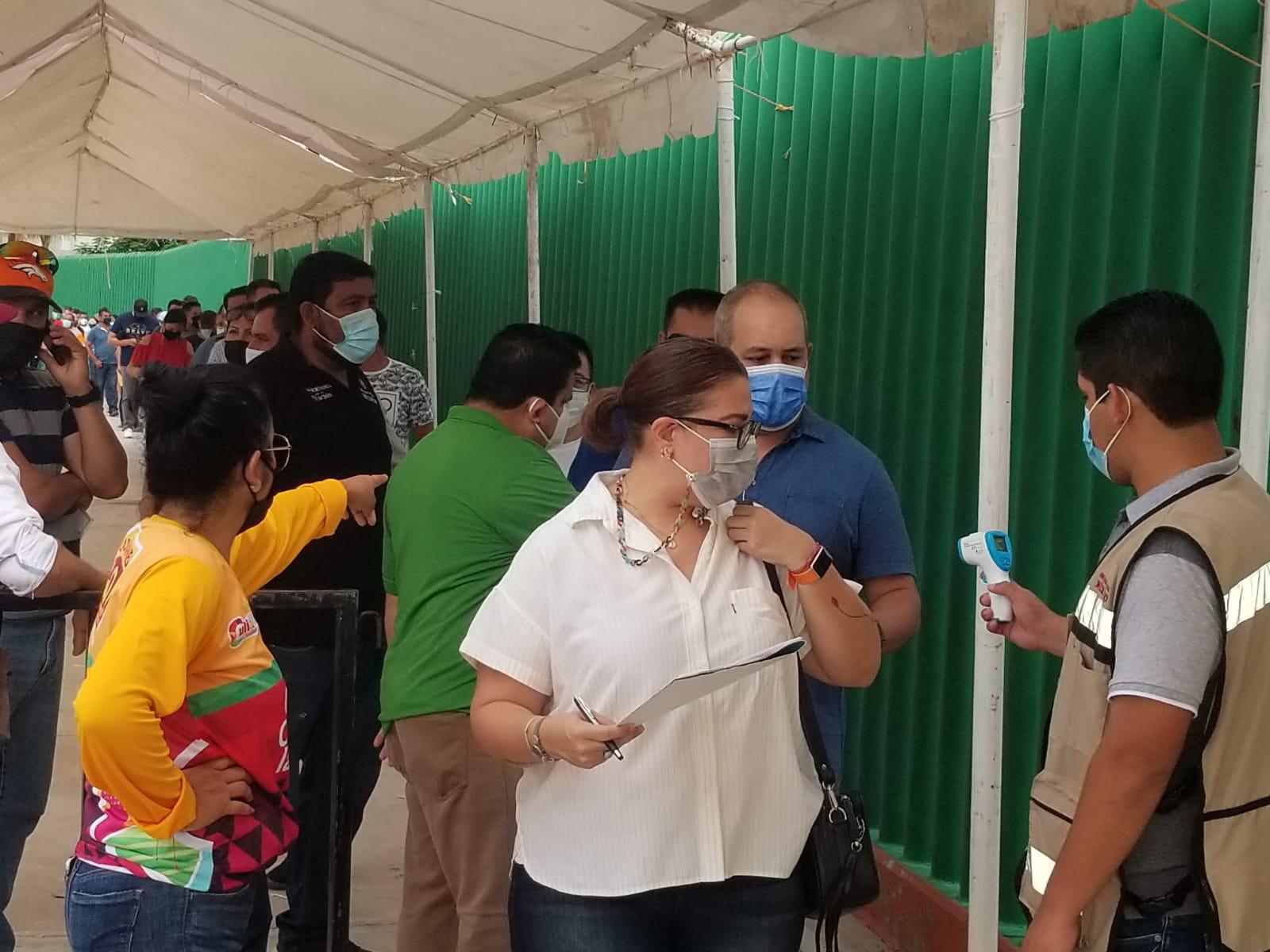 $!Vacunan contra el Covid-19 a jóvenes de 18 años, y aplican segundas dosis a adultos de 40 años, en Culiacán