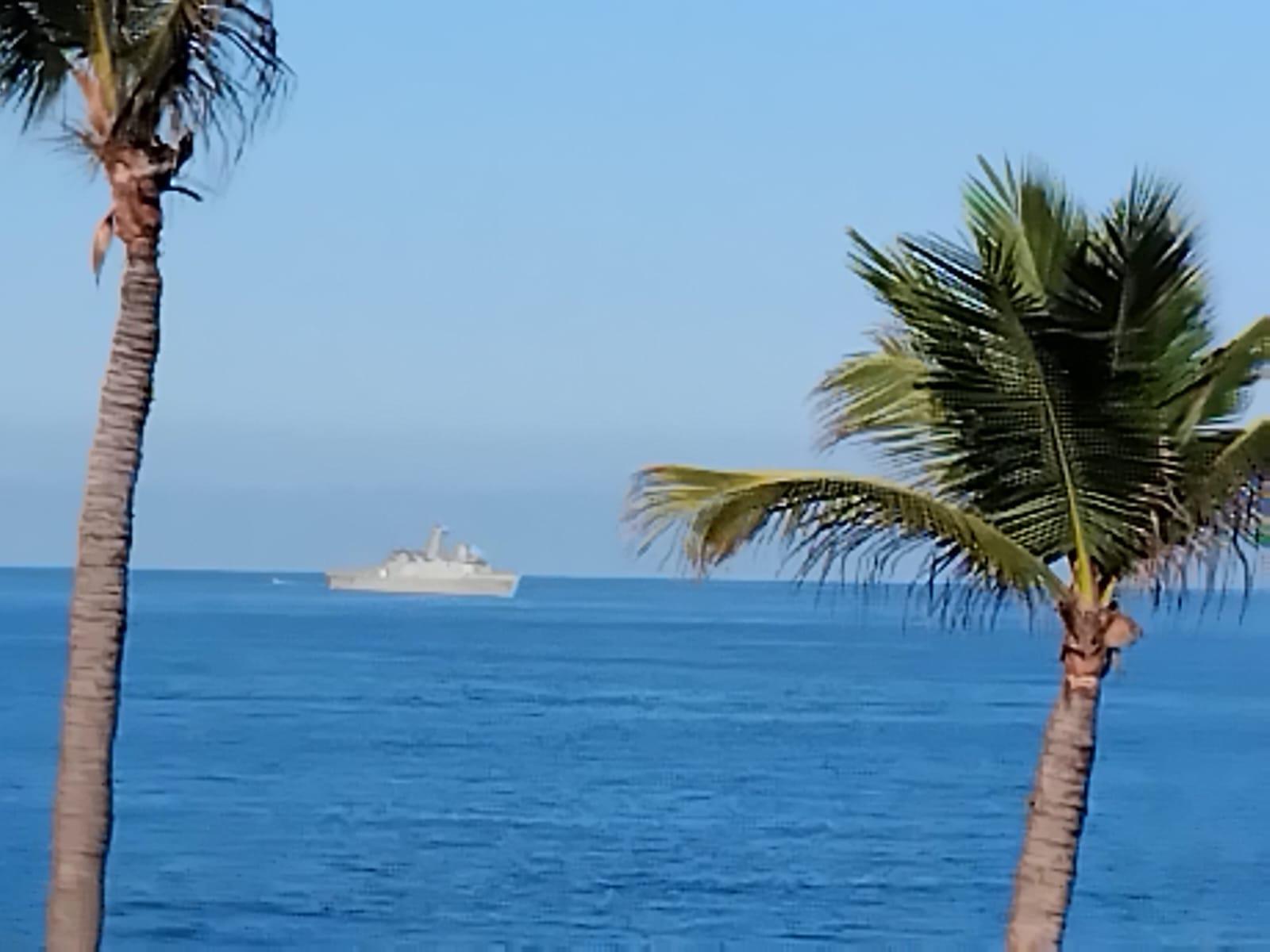 $!Vigila buque de la Marina bahía de Mazatlán donde este sábado se realizará el Combate Naval del Carnaval