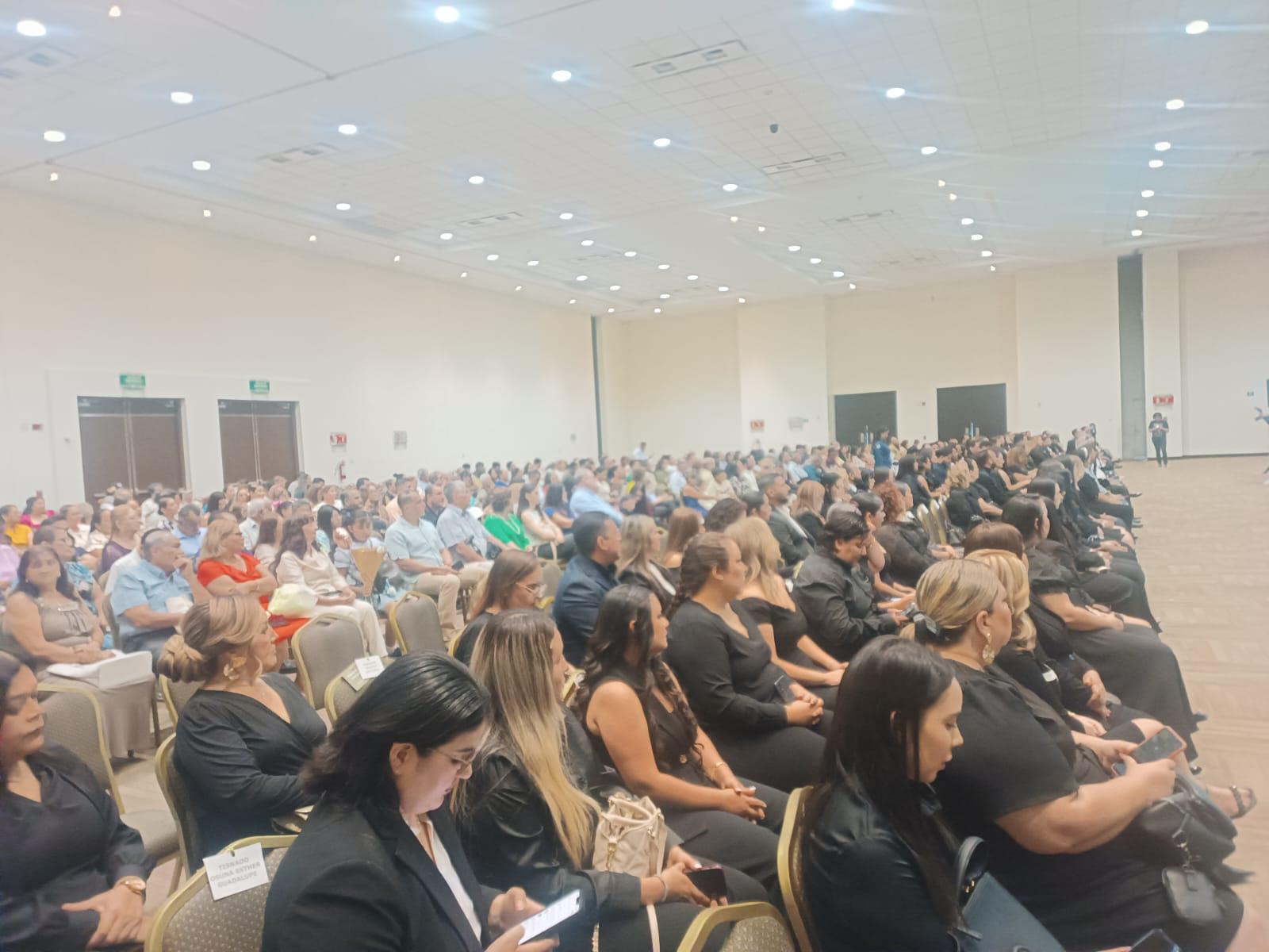 $!Reciben docentes de la UPES títulos de Maestría y Doctorado en ceremonia de graduación