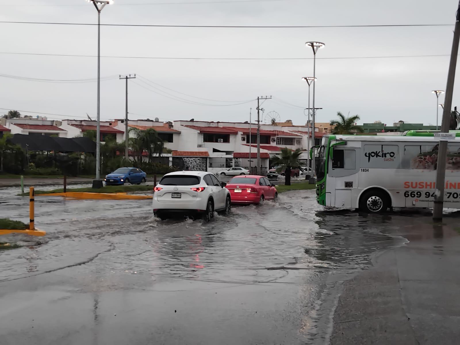 $!Azotan fuertes lluvias con actividad eléctrica en Mazatlán
