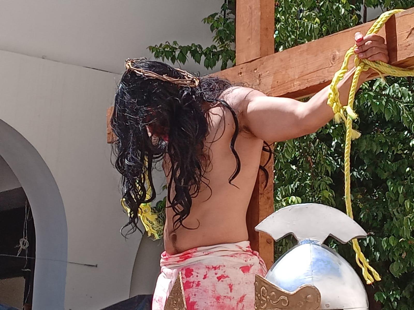 $!Mazatlecos y turistas atestiguan el Viacrucis Viviente en calles del Centro de puerto