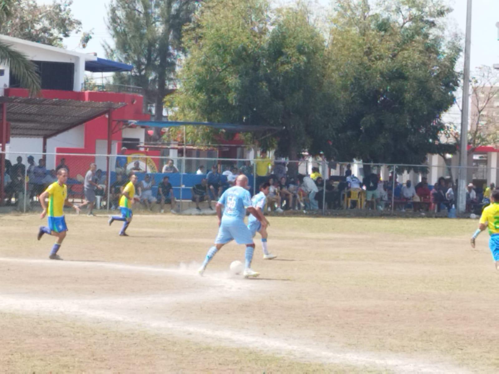 $!Frutería Bernal se bebe la Copa en Liga Veteranos Platino, en Muralla