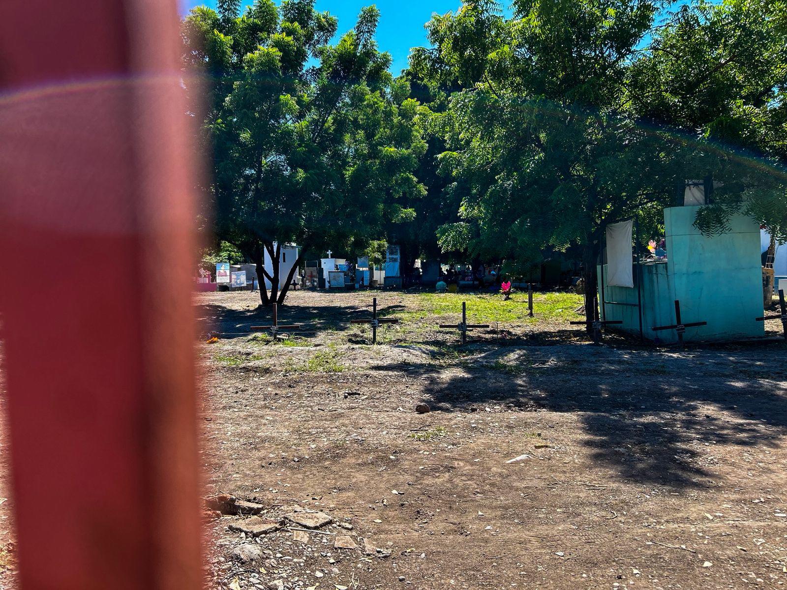 $!En Culiacán, no todos los difuntos reciben flores este Día de Muertos