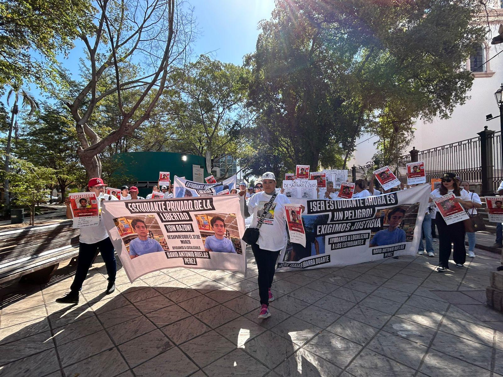 $!Familias marchan de nuevo a la Fiscalía por desaparición de jóvenes en medio de crisis de seguridad en Culiacán