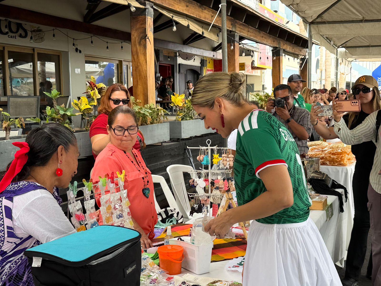 $!Celebran centenares de personas el triunfo de México ante Sudáfrica en Olas Altas en evento Amamos el Futbol