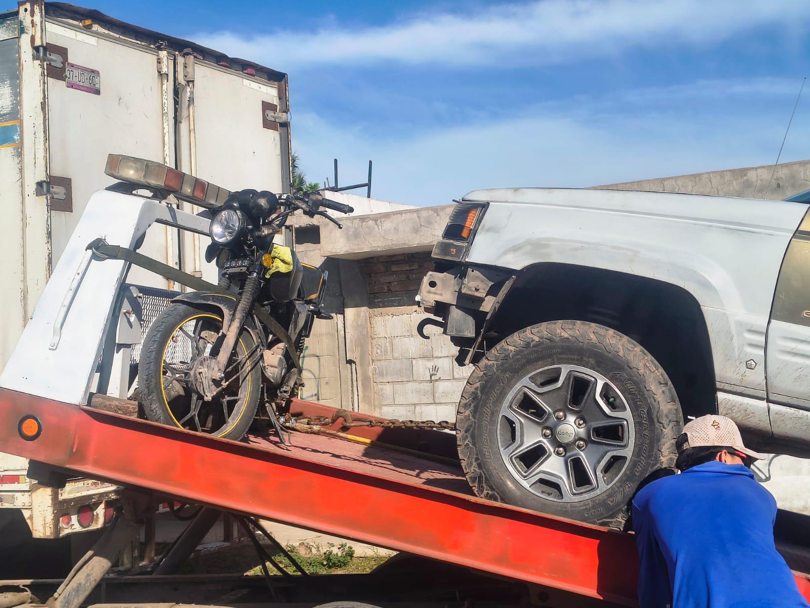 $!Conductor se pasa alto y choca contra un motociclista en el sector Canteras, en Los Mochis
