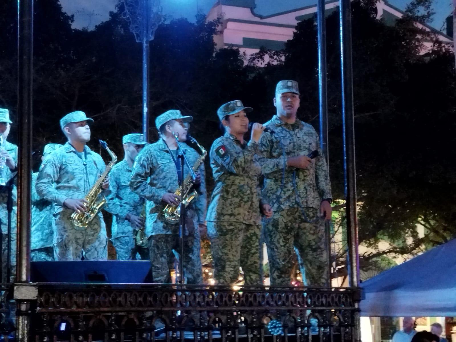 $!Decenas de turistas disfrutan la música de la Banda de Tercera Región Militar