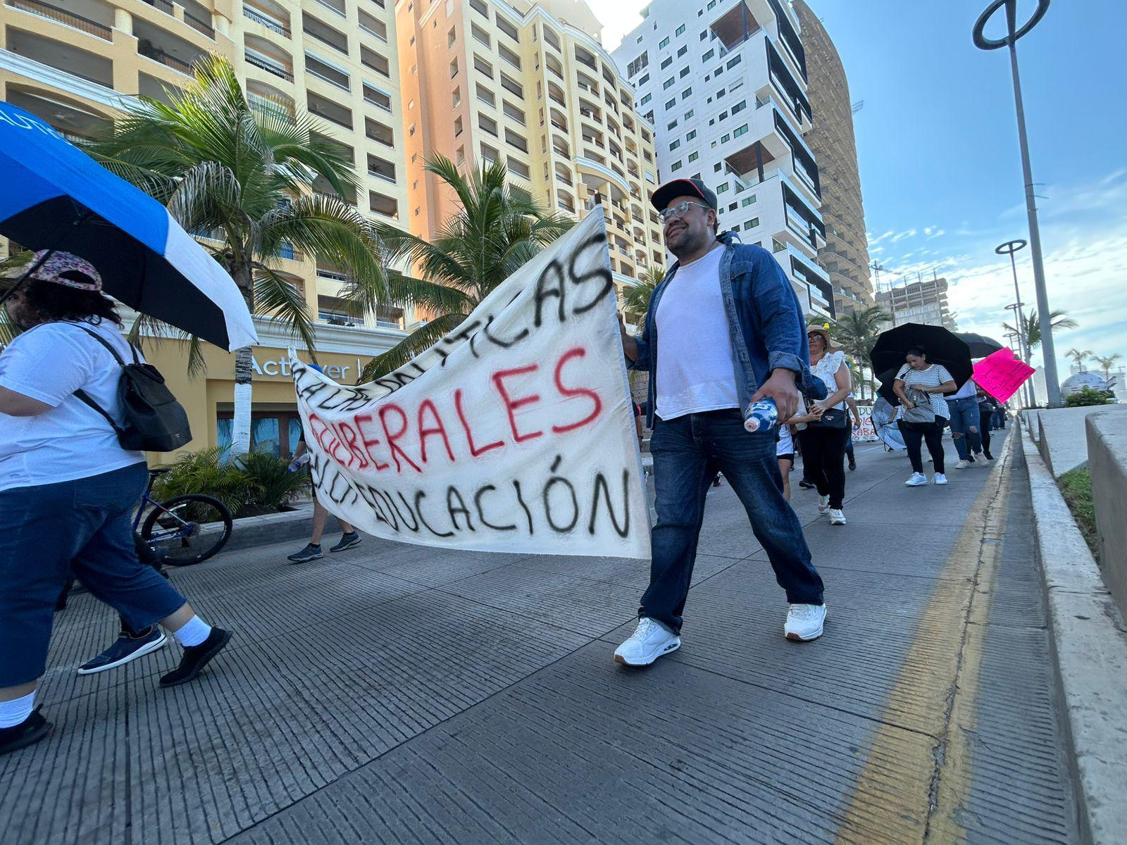 $!Trabajadores y jubilados de la UAS marchan en Mazatlán contra reformas laborales