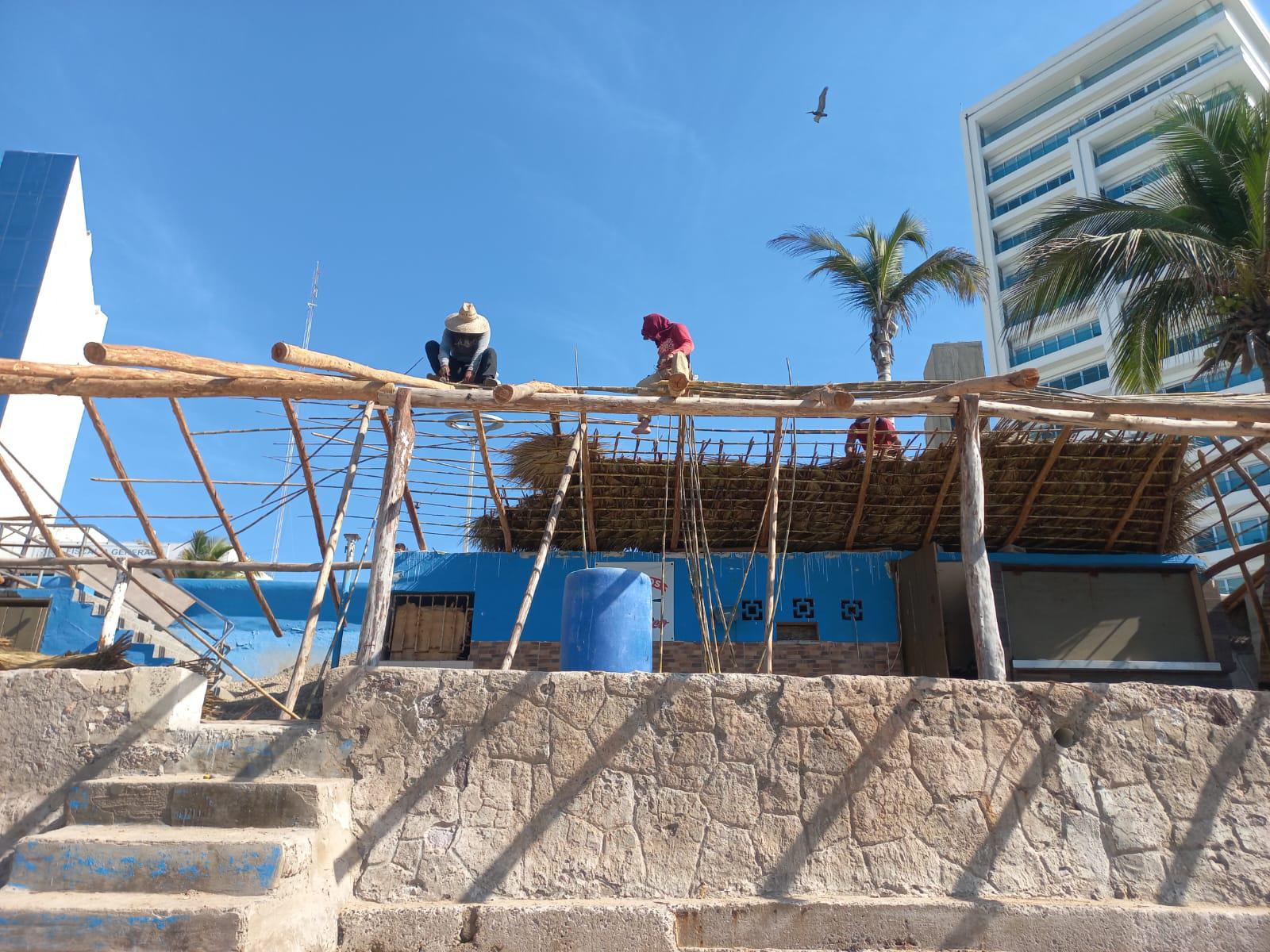 $!Pese a la clausura de una palapa en Mazatlán, albañiles continúan trabajando en el lugar