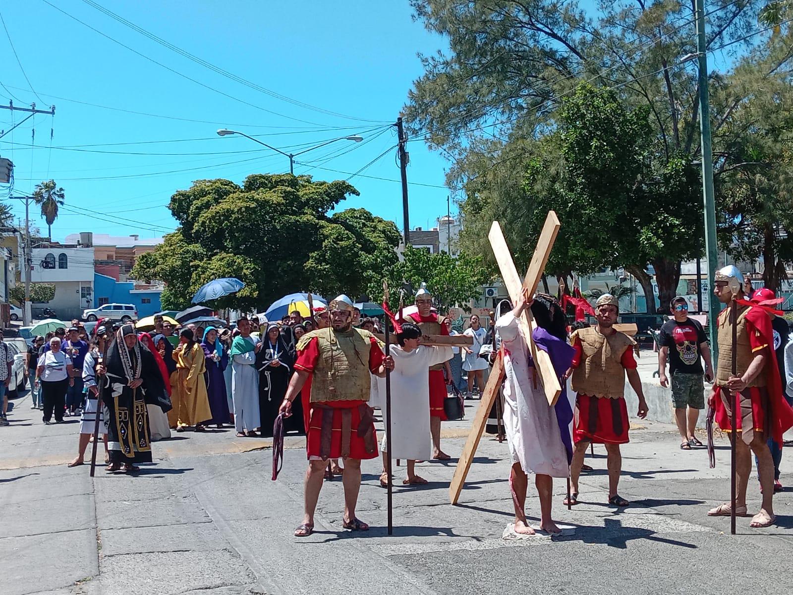 $!Mazatlecos y turistas atestiguan el Viacrucis Viviente en calles del Centro de puerto