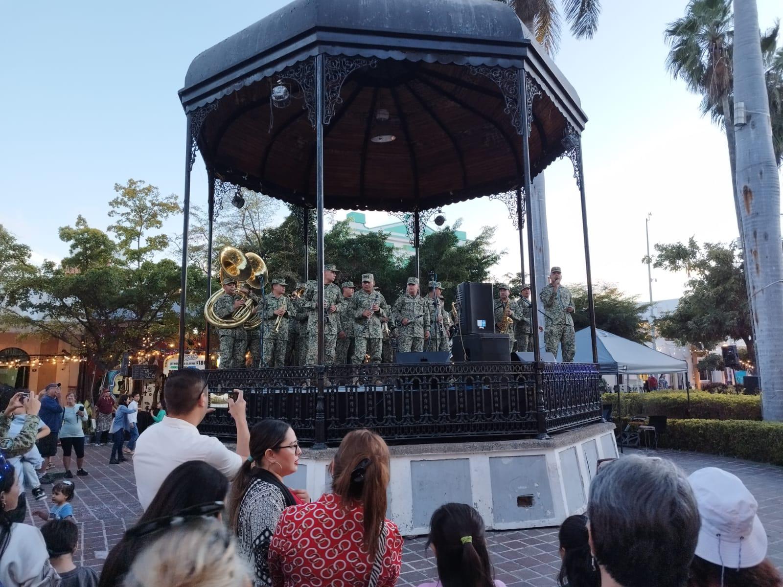 $!Decenas de turistas disfrutan la música de la Banda de Tercera Región Militar