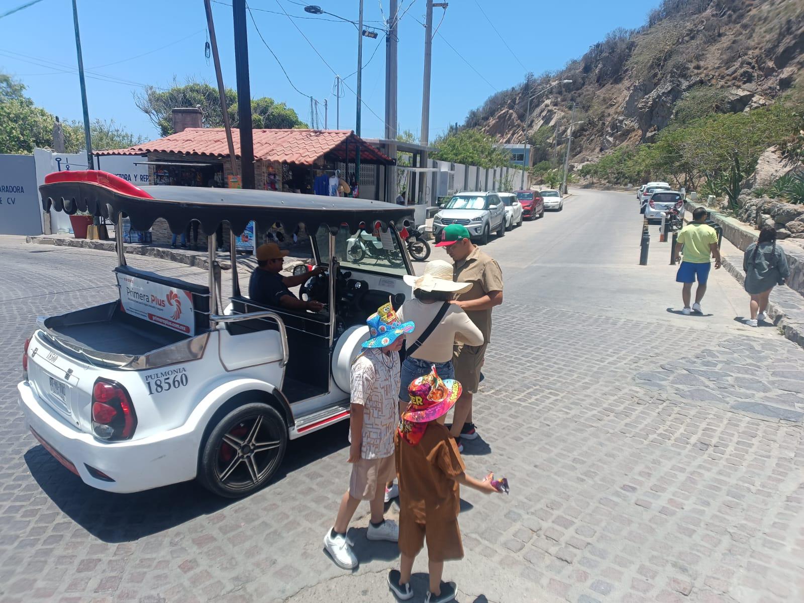 $!Visitan turistas el Faro de Mazatlán pese a los 35 grados centígrados de sensación térmica