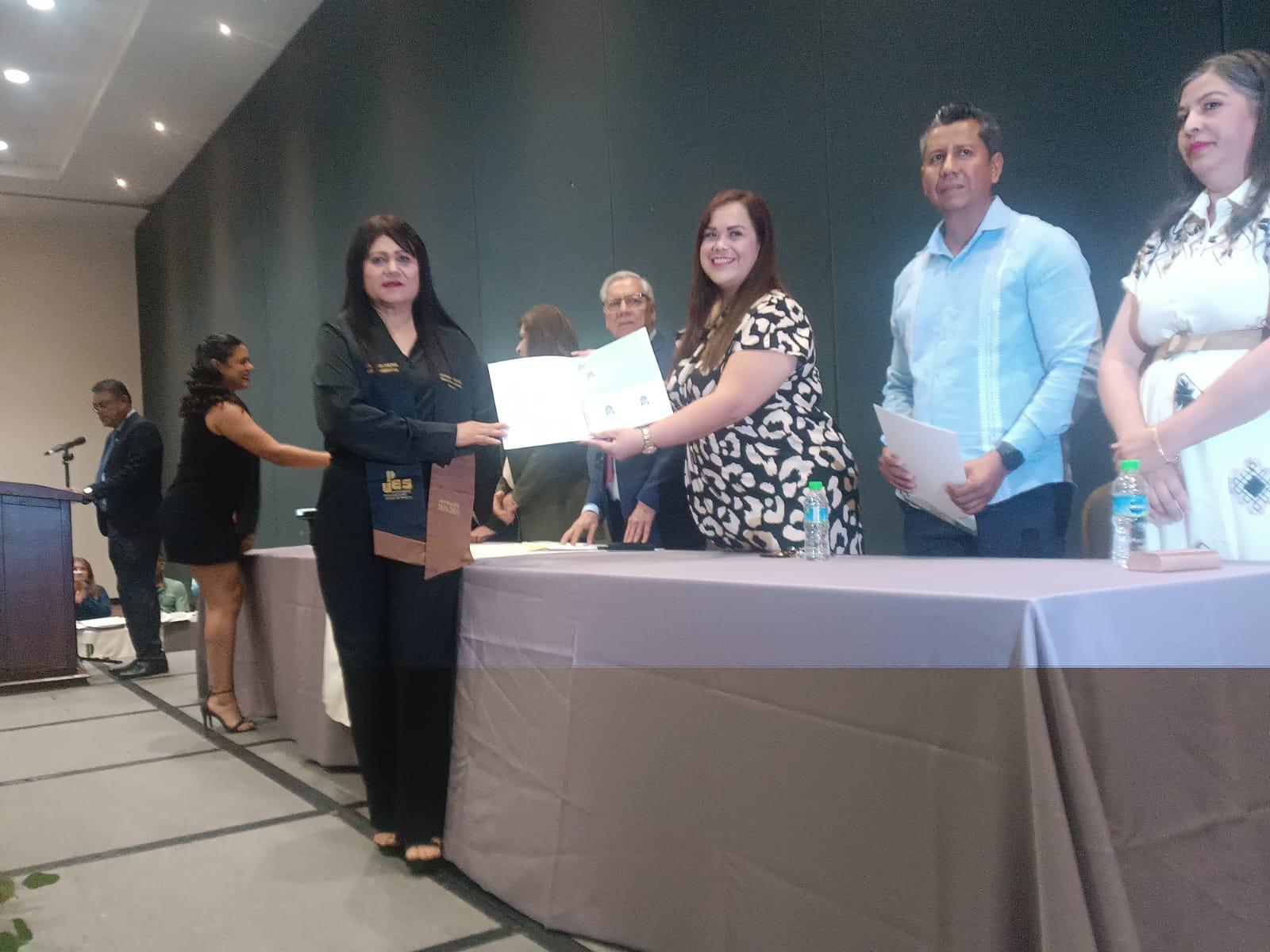 $!Reciben docentes de la UPES títulos de Maestría y Doctorado en ceremonia de graduación