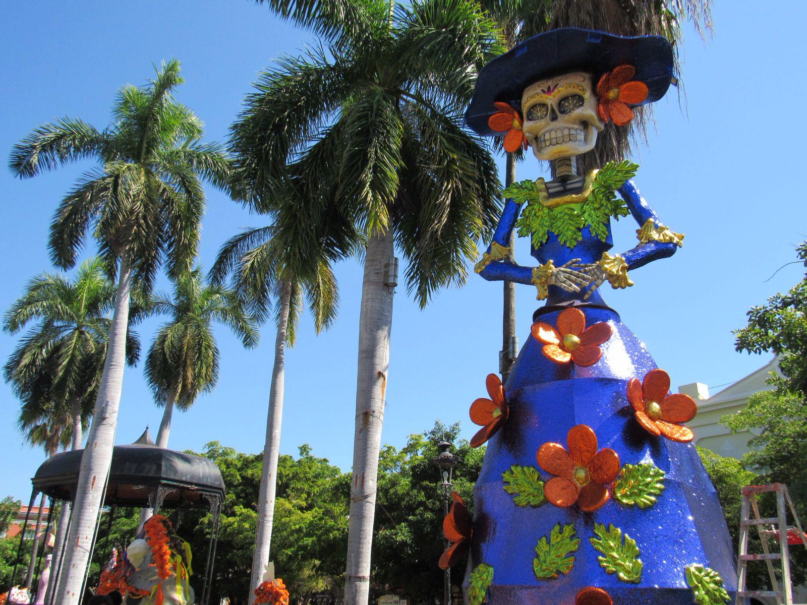 $!Una Catrina de alrededor de 10 metros creación de “Momo”, ya luce en la Plazuela Machado.