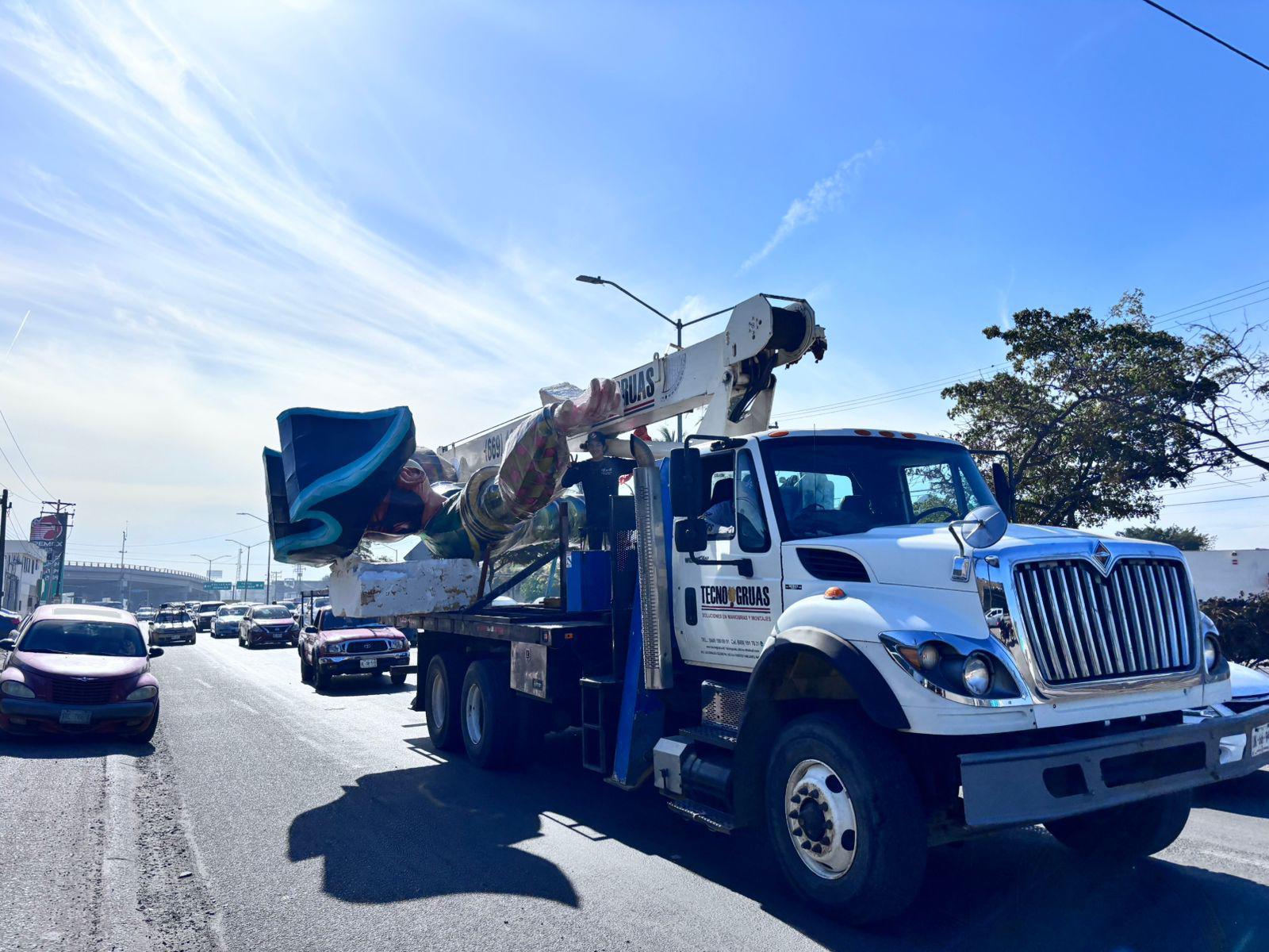 $!Con su llegada al malecón, los monigotes ‘anuncian’ que el Carnaval está cerca