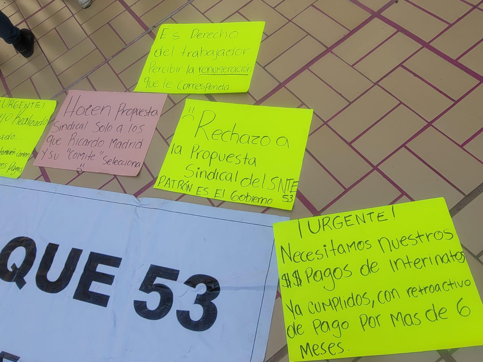 $!Jubilados del SNTE 53 exigen en Palacio de Gobierno pagos de interinatos