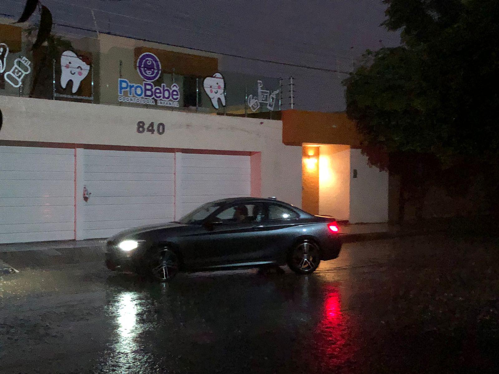 $!Dos alcantarillas destapadas y un árbol caído deja lluvia del martes en Culiacán