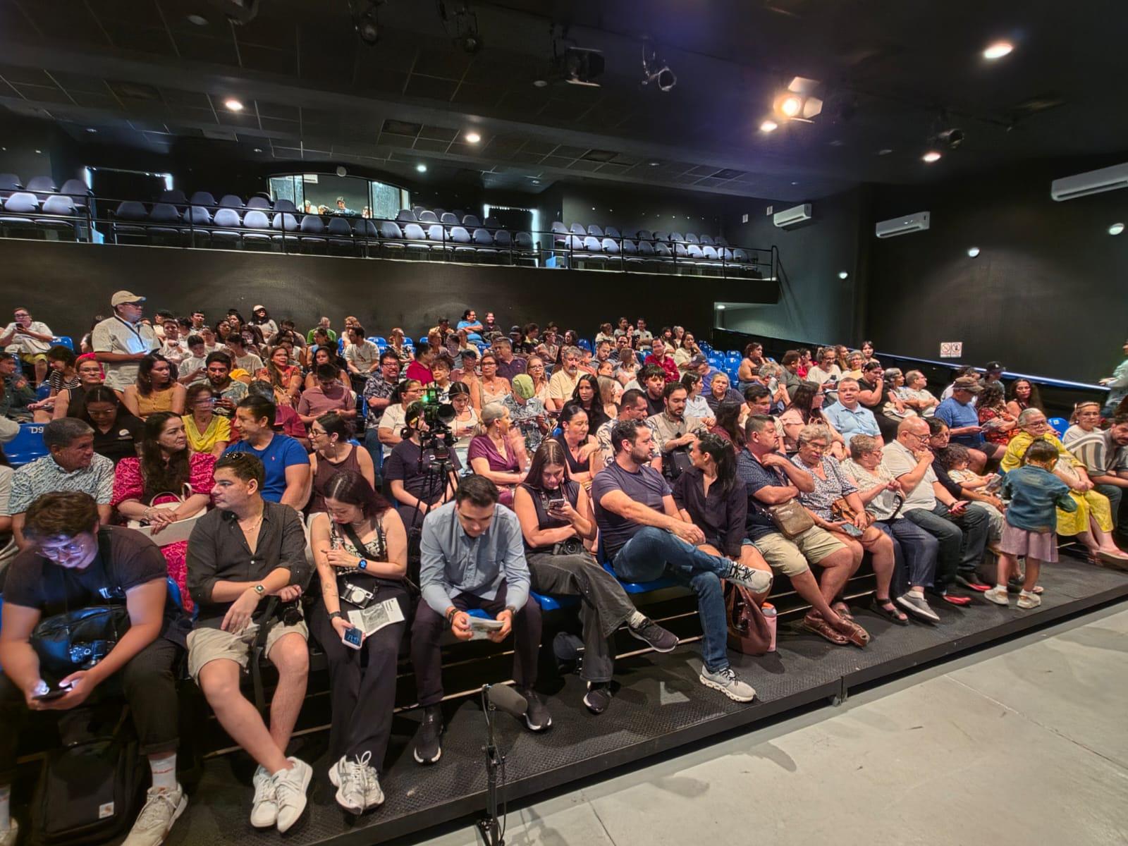 $!El teatro de la UAS lució lleno en la velada.