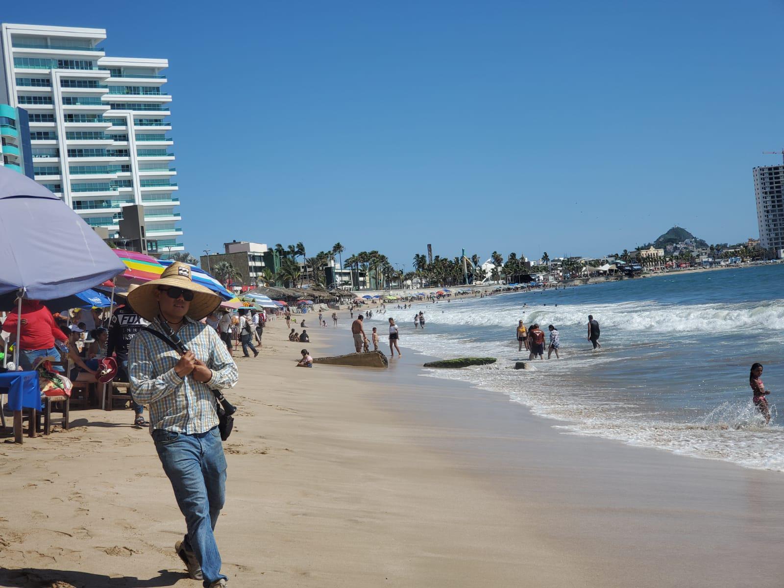 $!Luego del cambio a semáforo rojo, moderado el número de visitantes en las playas y malecón de Mazatlán