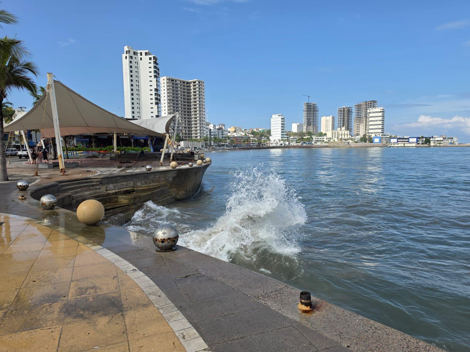 $!Se presenta en Mazatlán este martes mar de fondo con oleaje de 2 a más de 3 metros de altura