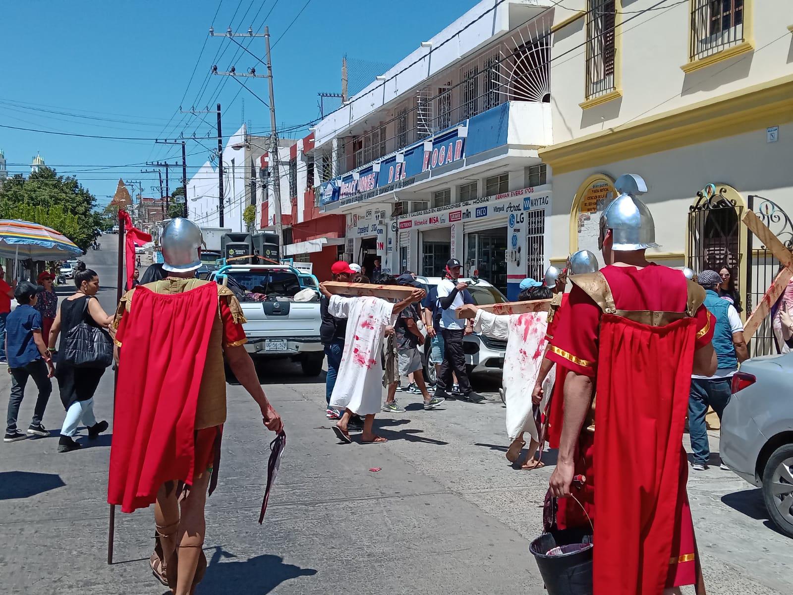 $!Mazatlecos y turistas atestiguan el Viacrucis Viviente en calles del Centro de puerto