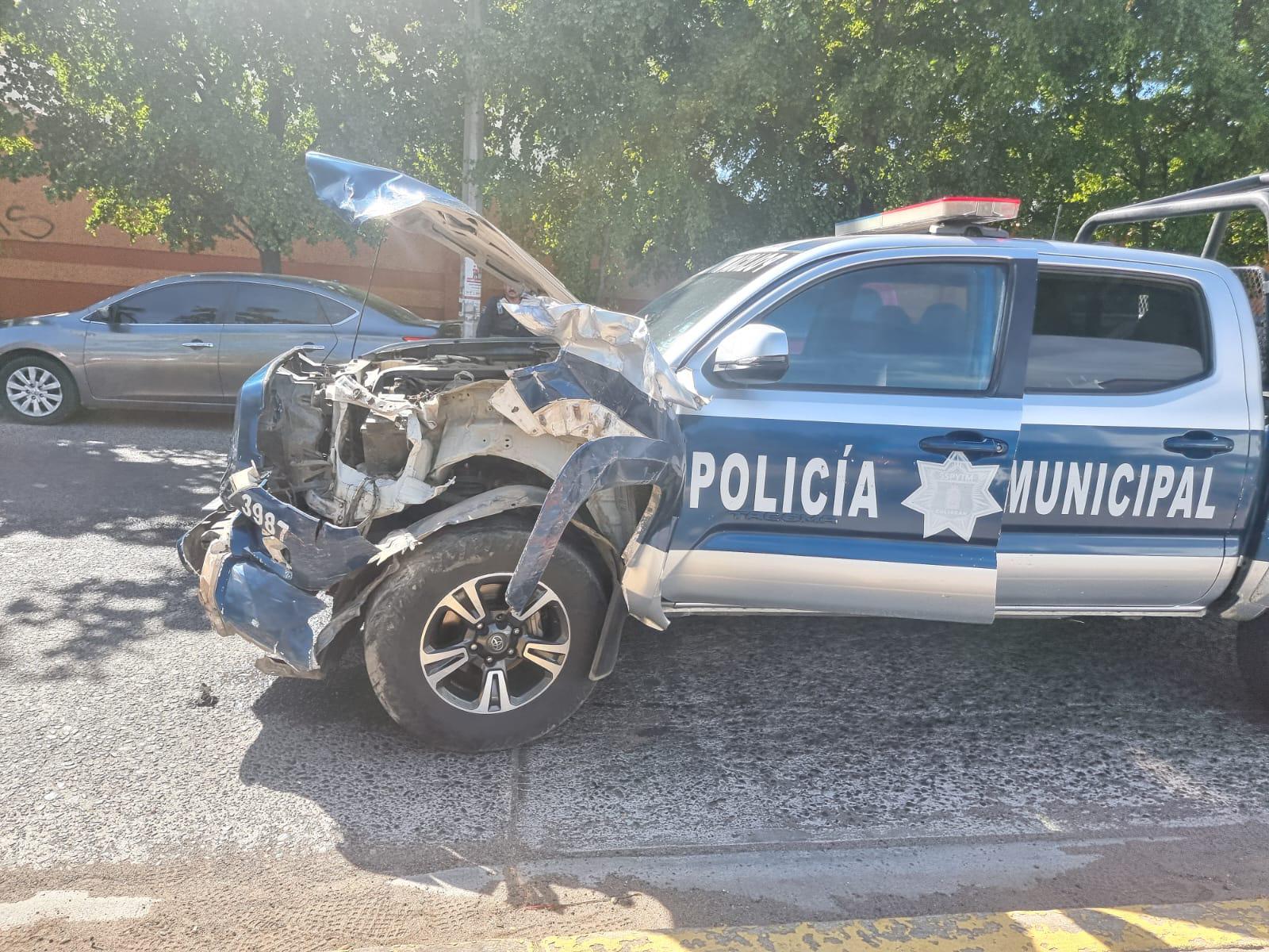 $!Policía de Culiacán choca contra una camioneta