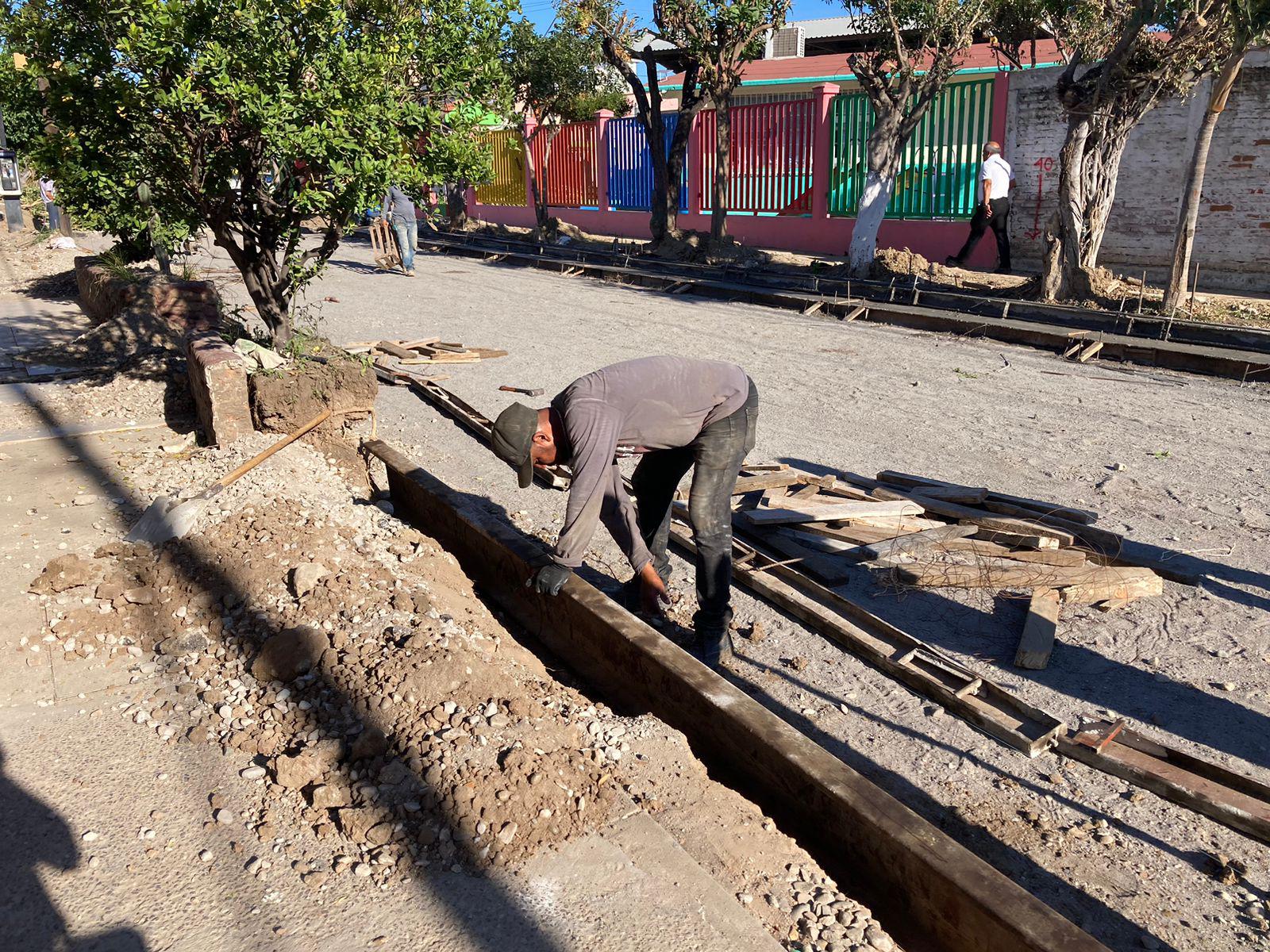 $!Realizan obra hidrosanitaria y de pavimentación en calle del Infonavit Jabalíes