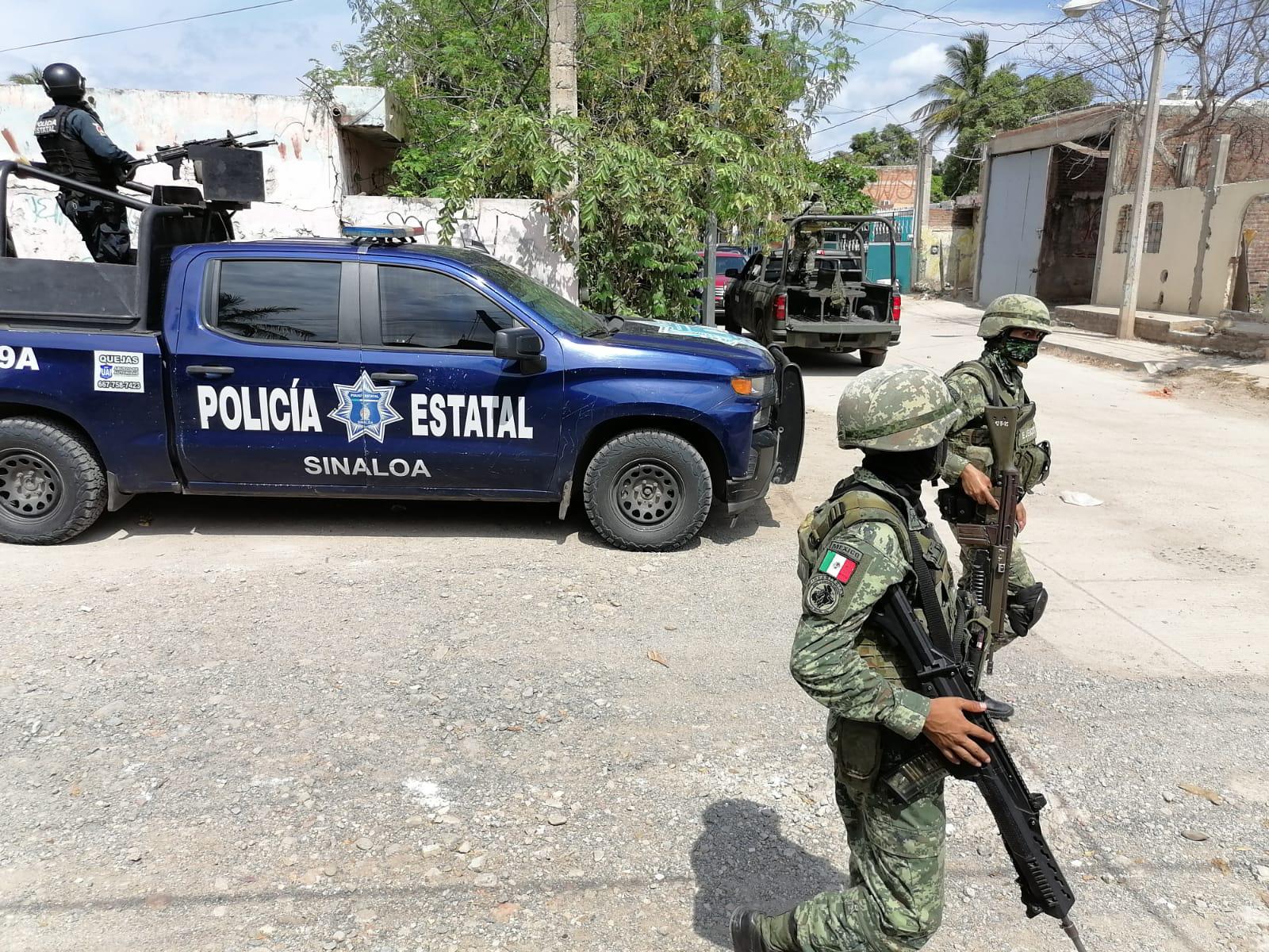 $!Ejército, Guardia Nacional y MP Federal catean bodega en Mazatlán; presumen ‘ordeña’ a ductos de Pemex
