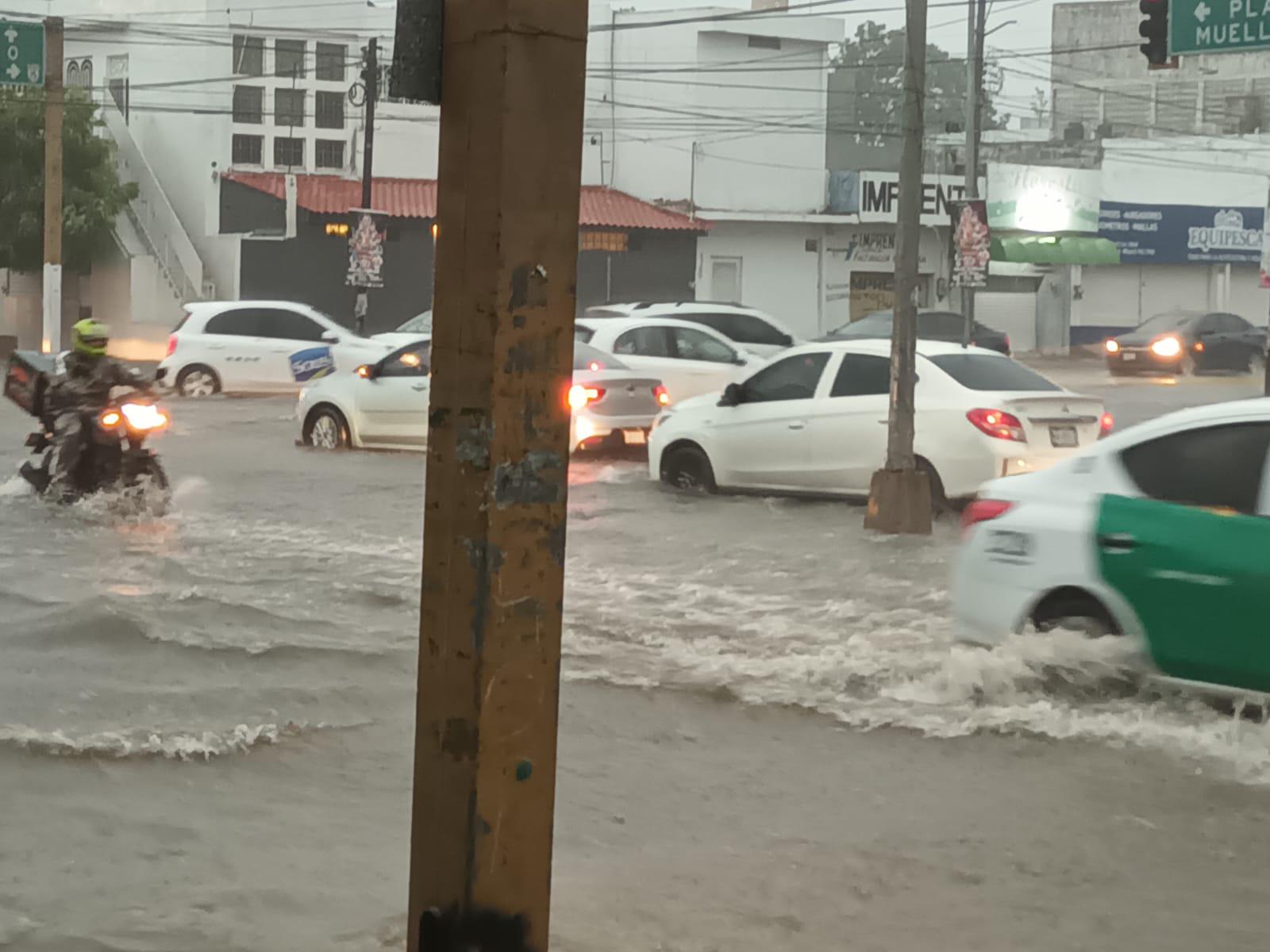 $!Azota fuerte viento y lluvia a Mazatlán