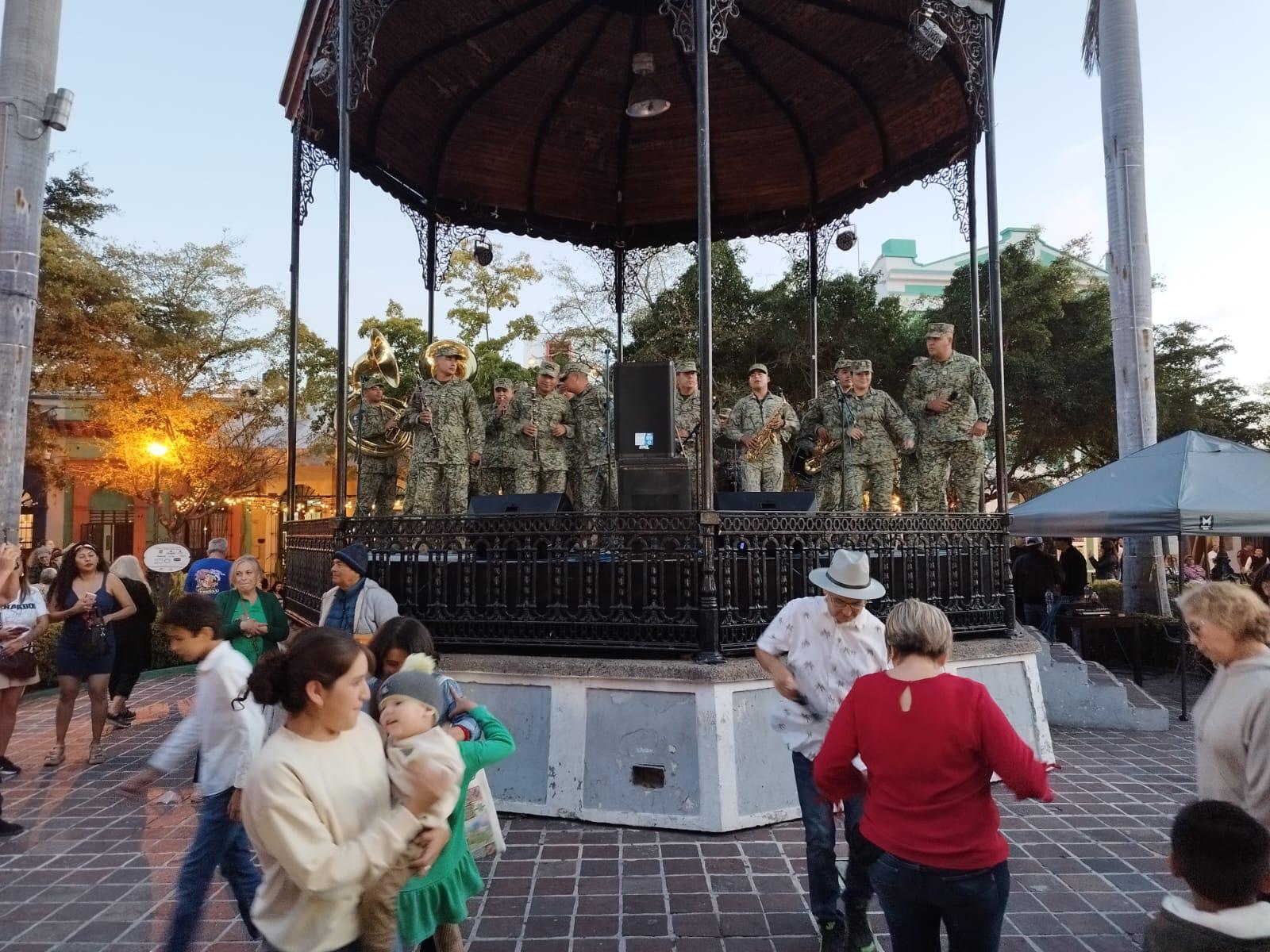 $!Decenas de turistas disfrutan la música de la Banda de Tercera Región Militar