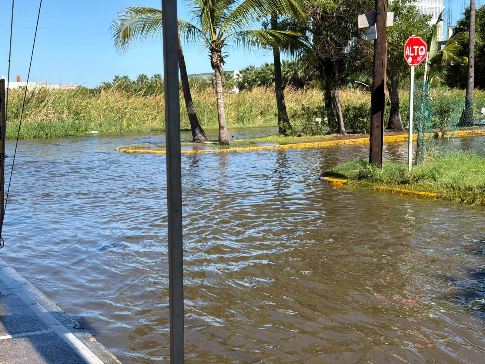 $!Desborde de Laguna del Camarón inunda vialidades y oculta riesgos en Mazatlán