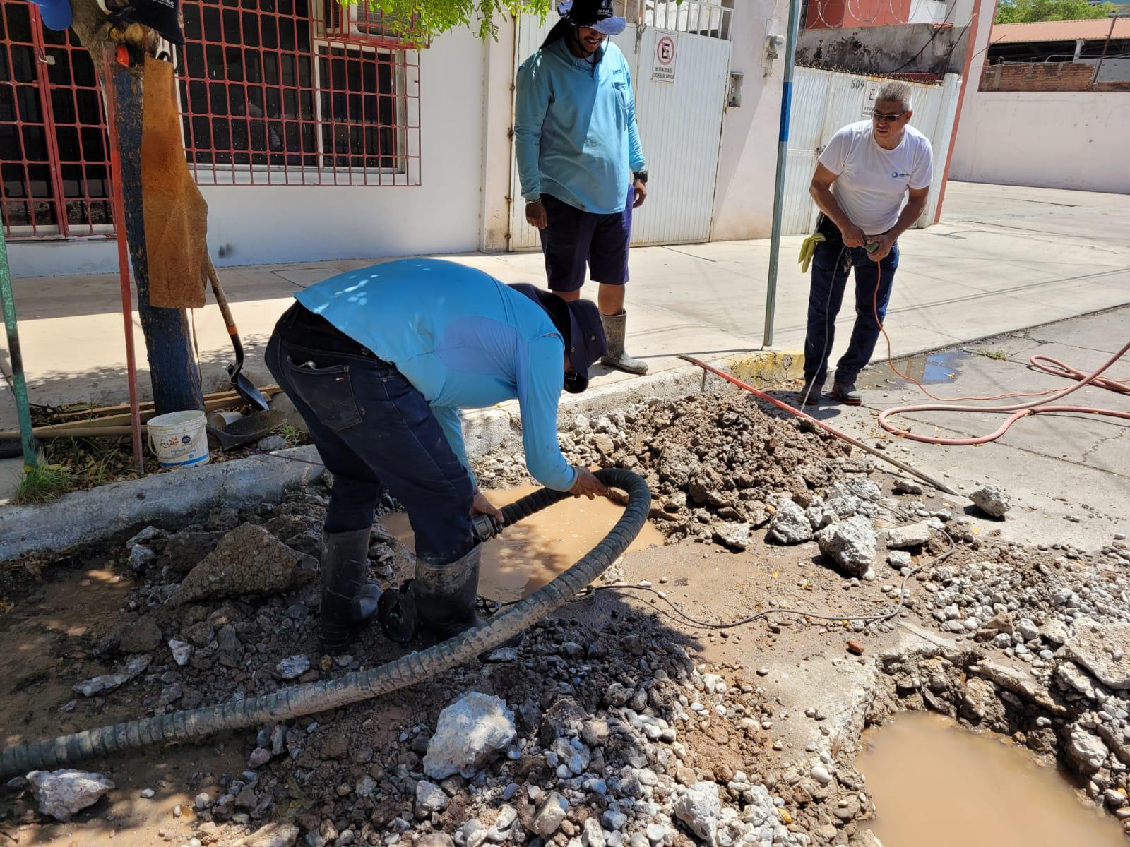 $!Fuga derrama miles de litros en Culiacán, en plena sequía