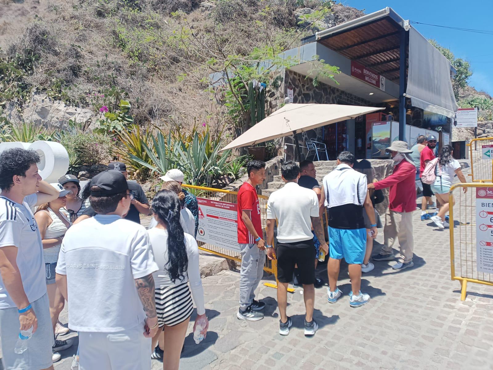 $!Visitantes y locales acuden al Faro de Mazatlán y escalan hasta la cima