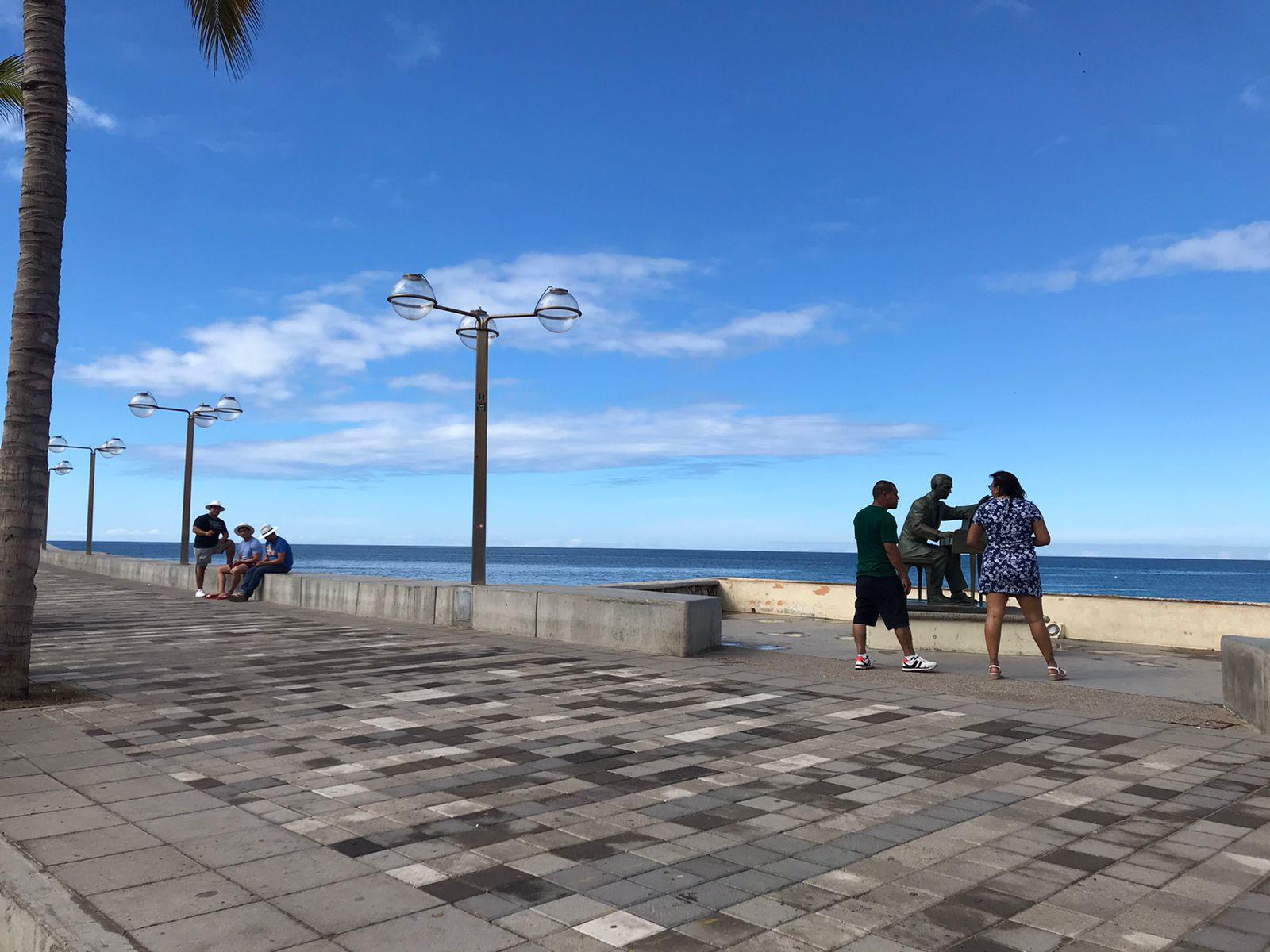 $!Siguen la fiesta: turistas llegan ‘amanecidos’ a disfrutar del malecón de Mazatlán