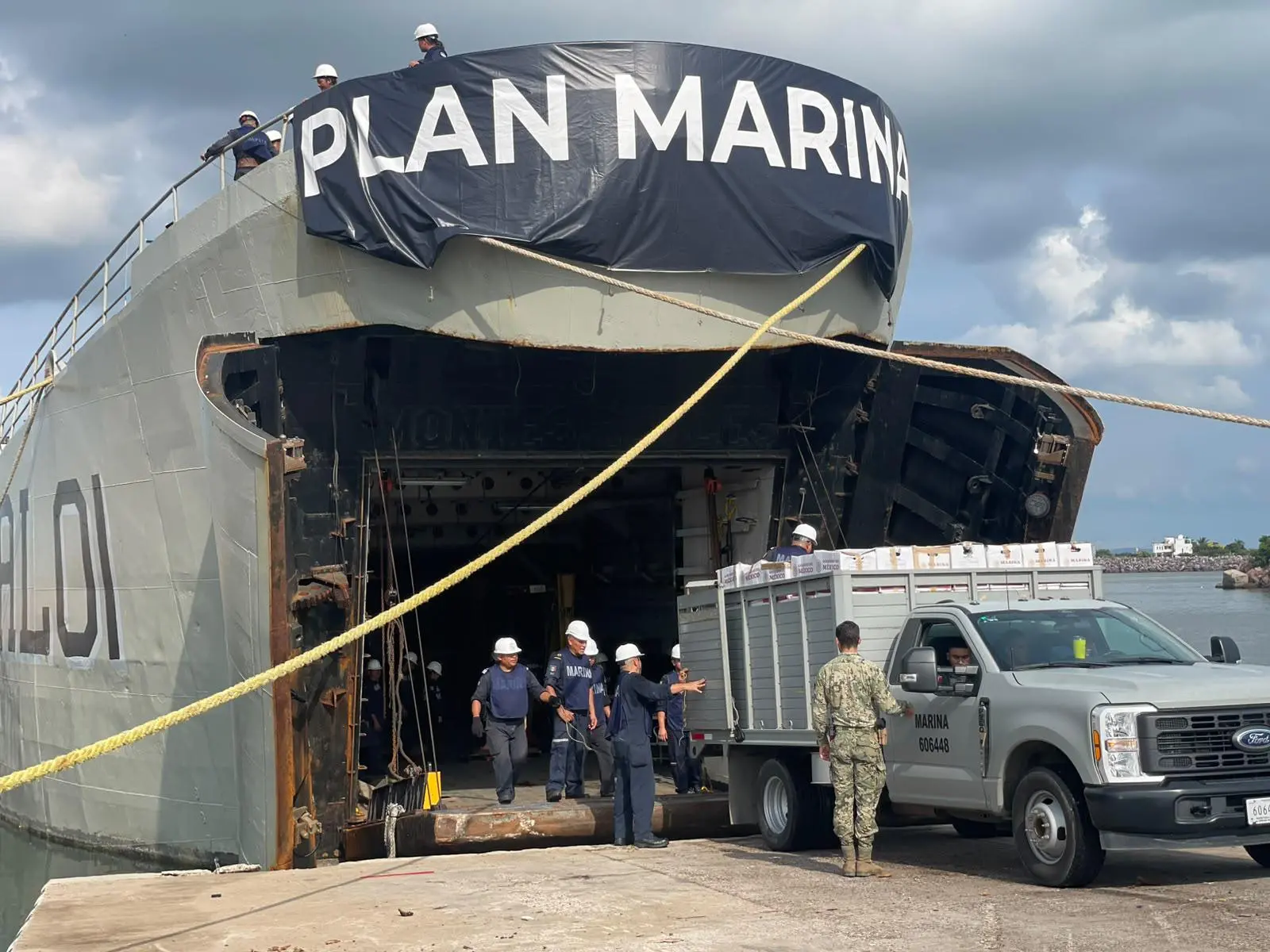 $!Zarpa de Mazatlán buque de la Armada de México para llevar apoyo a afectados por el Huracán Polo en BCS