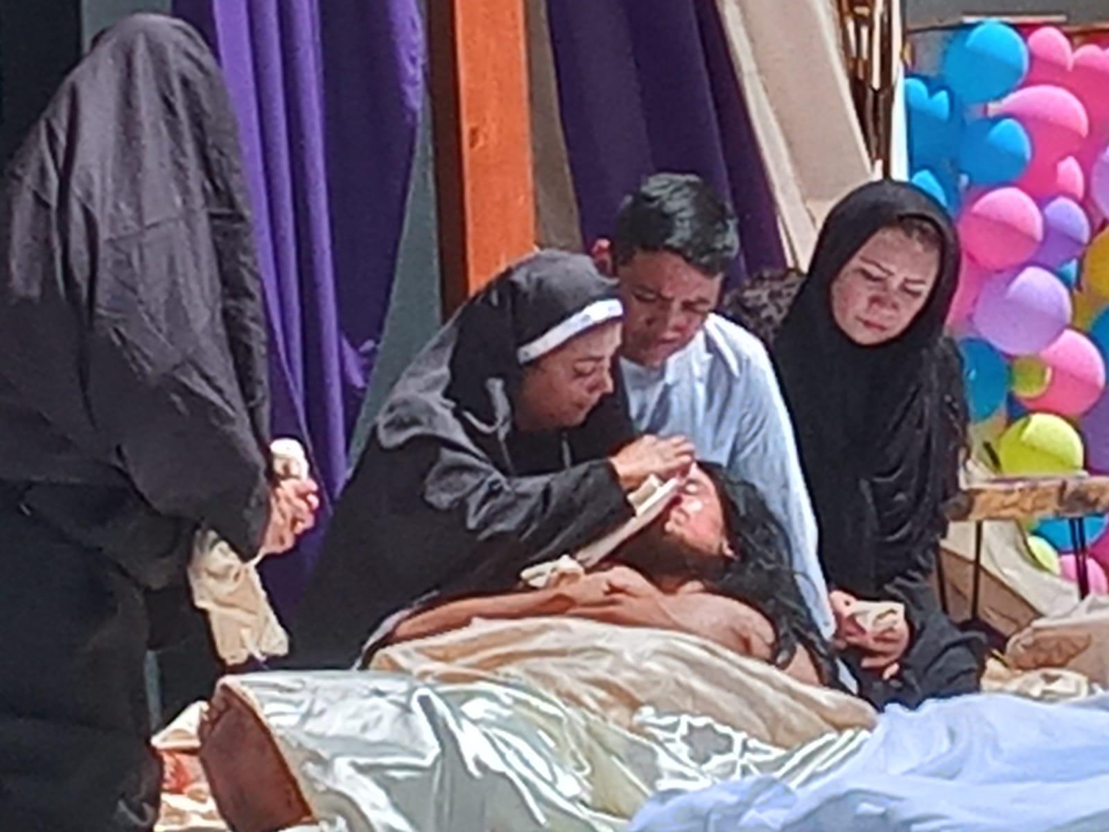 $!Mazatlecos y turistas atestiguan el Viacrucis Viviente en calles del Centro de puerto