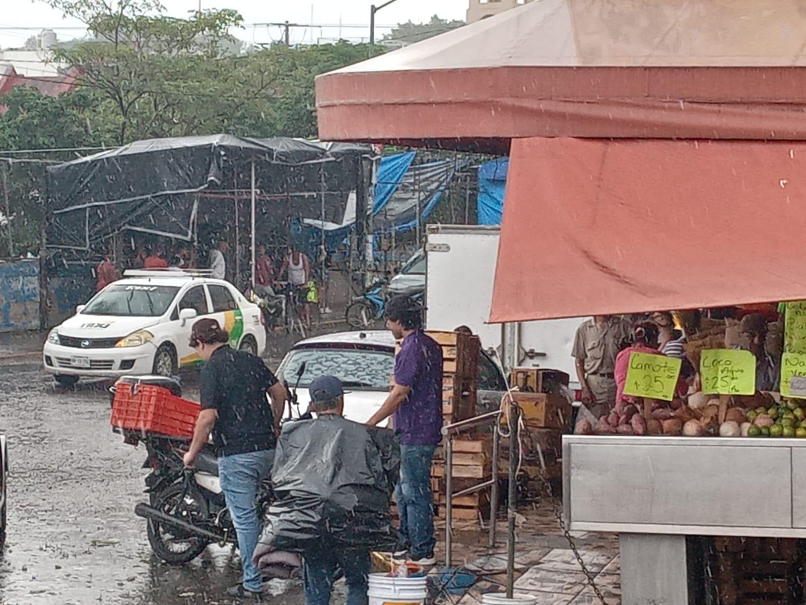 $!Lluvias toman por sorpresa a decenas en el mercado de la Juárez