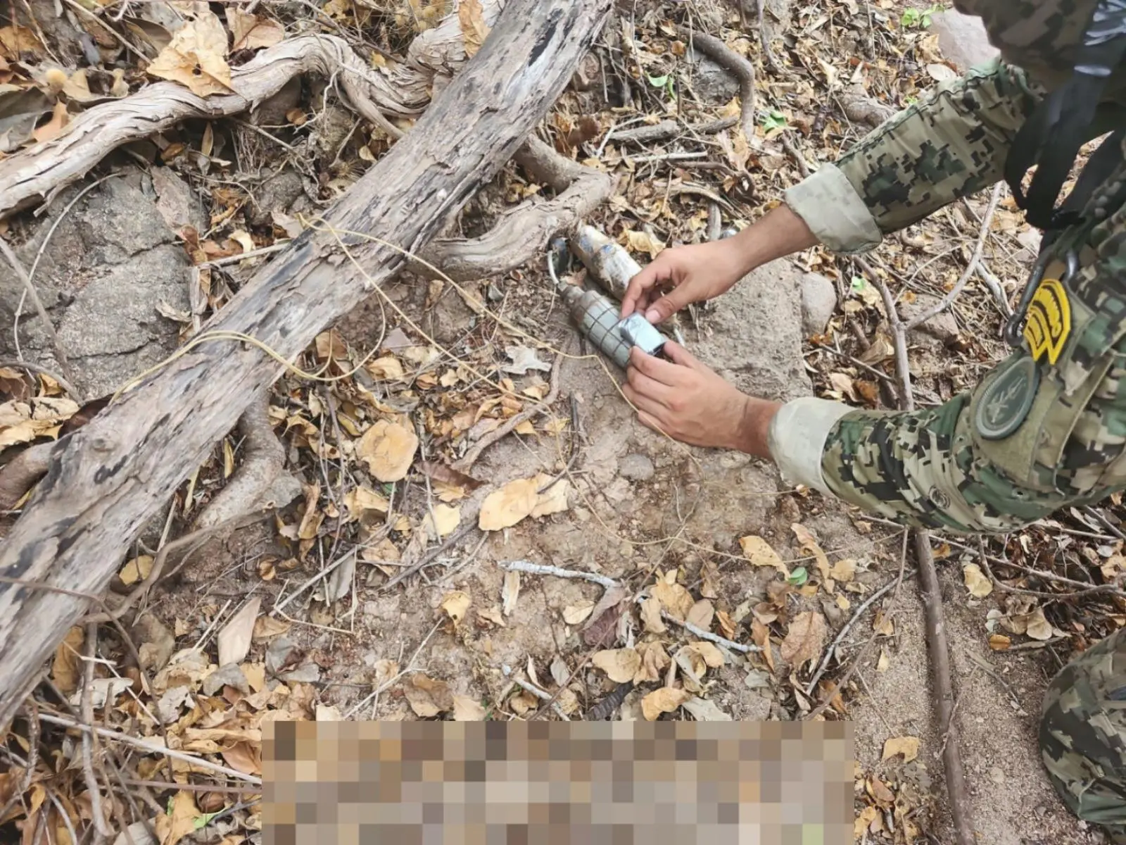 $!Marina libera a hombre privado de la libertad y asegura armamento y material explosivo en Sinaloa